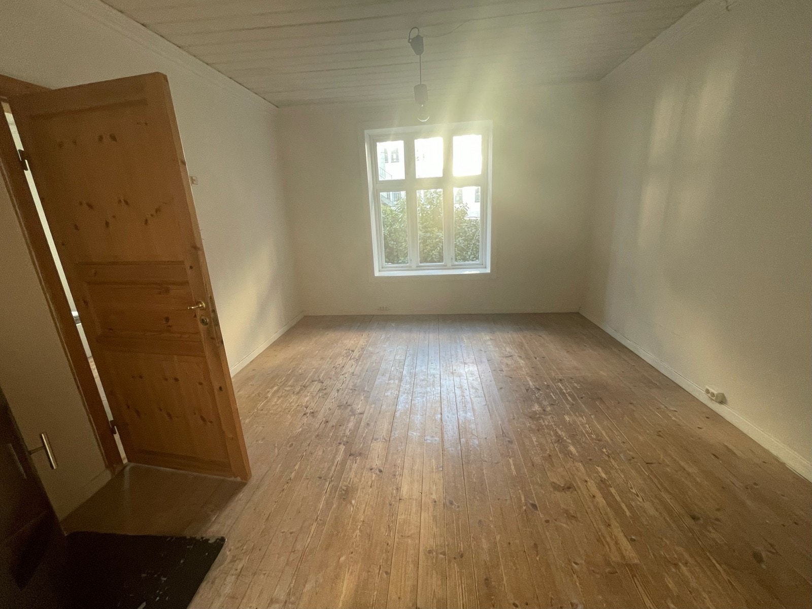 Romslig stue med peis og god plass til sofagruppe og spisebord. Galleribilde