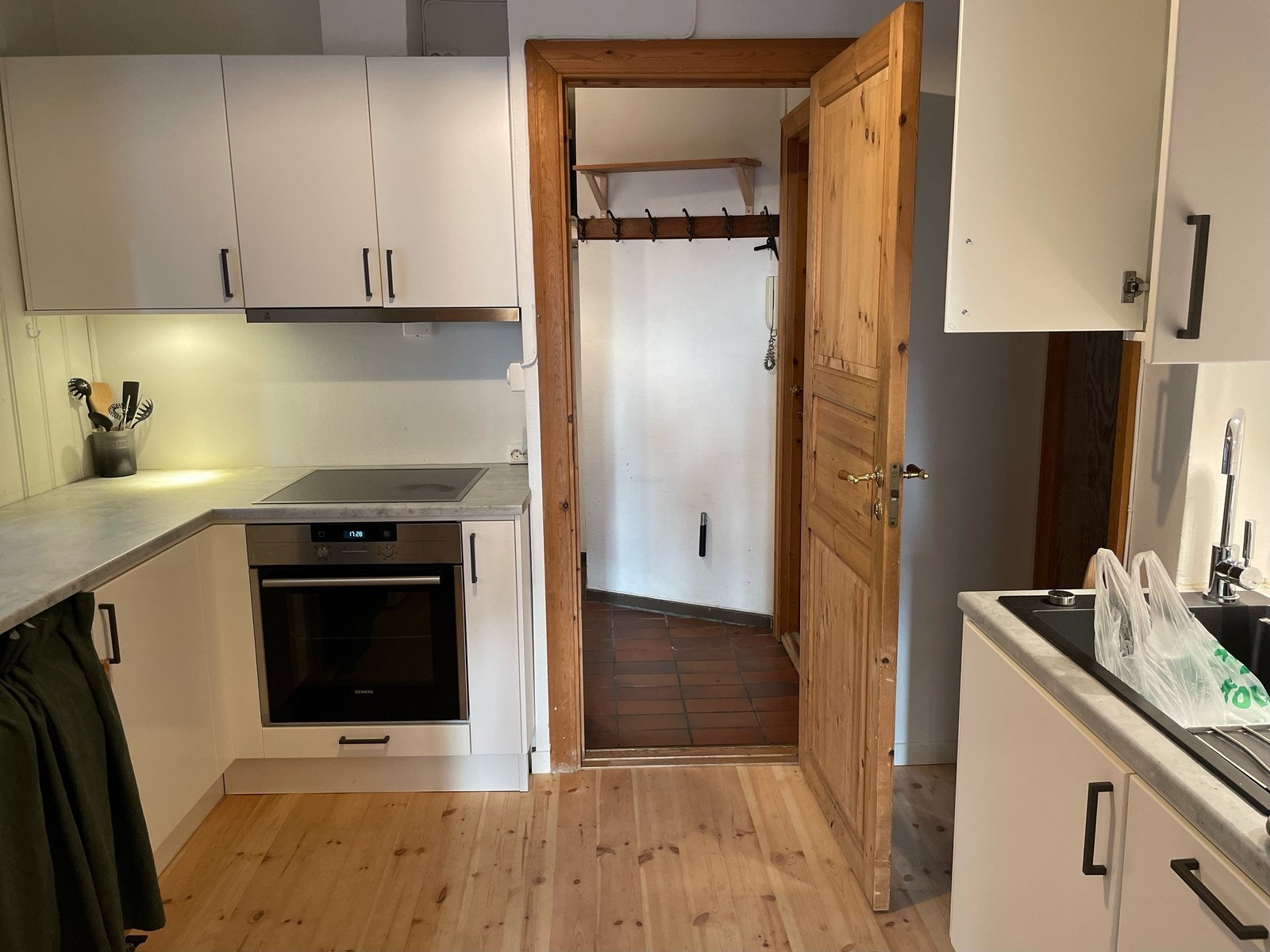 Fra entreen kommer man inn til boligens kjøkken. Galleribilde