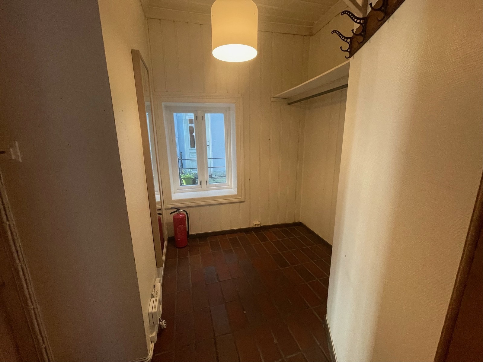 Stor og romslig entre med god plass til å henge fra seg yttertøy. Galleribilde