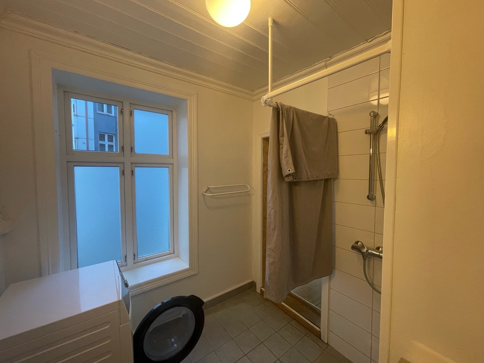 Boligens baderom er innredet med servant, toalett, dusj og vaskemaskin. Galleribilde