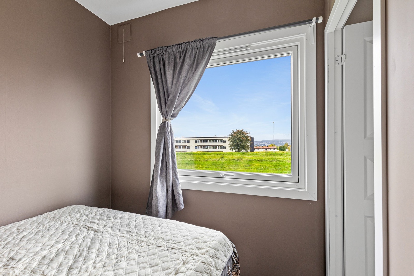 Opprinnelig sovealkove er omgjort til soverom, men rommet tilfredsstiller ikke dagens krav til volum. Rommet er på 5 kvm Galleribilde