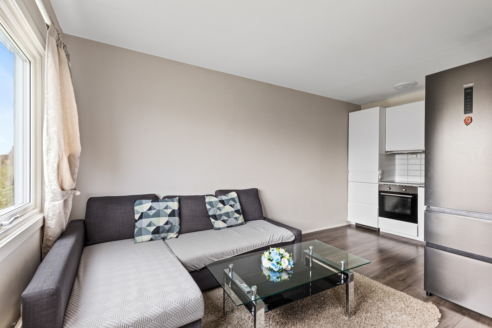 Åpen stue/kjøkkenløsning på 18 kvm. God lyd- og kuldeisolering fra 3-lags glassvindu. Galleribilde