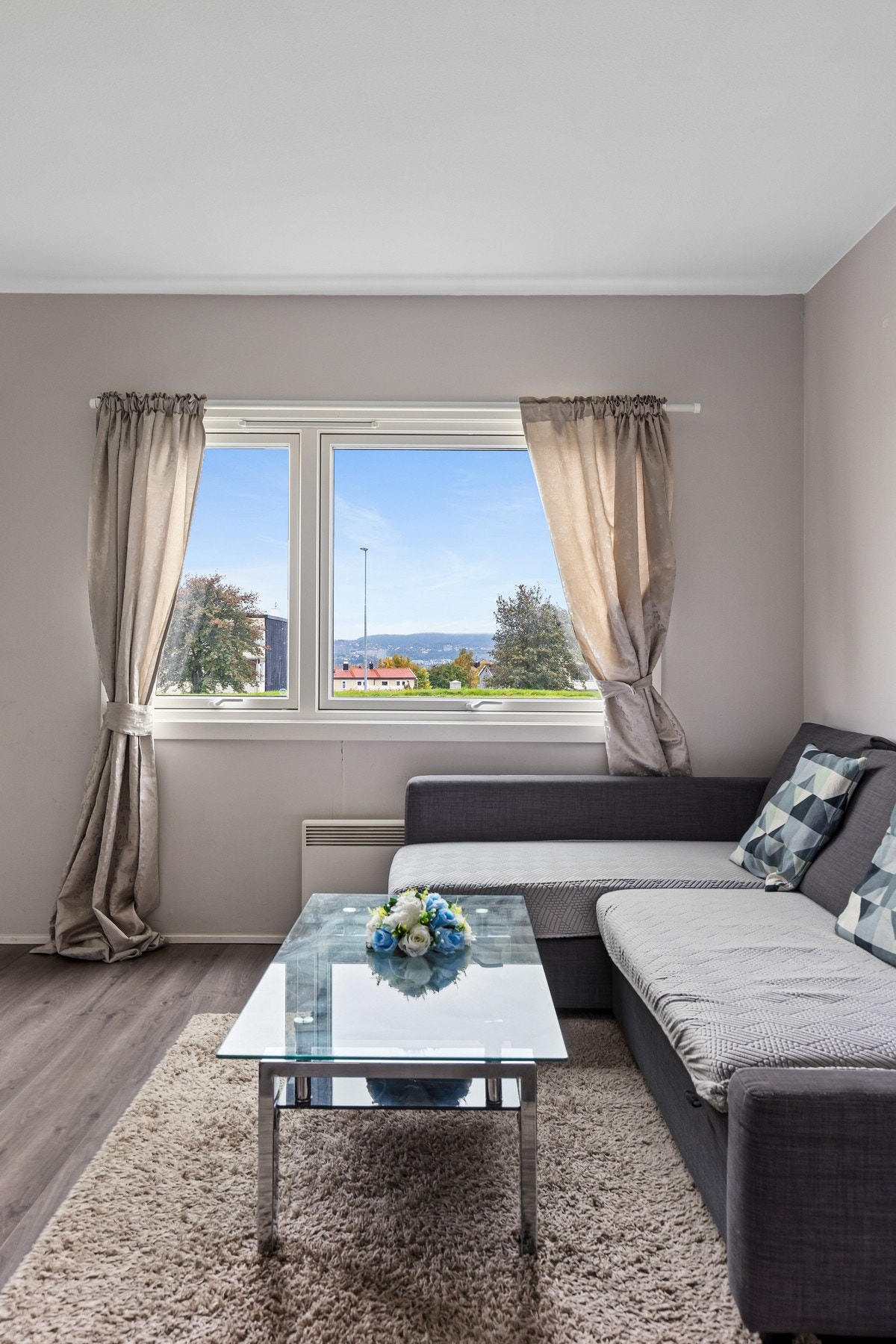 Rikelig med lysinnslipp fra store vindusoverflater. Vindu ble byttet i 2020 i regi av borettslaget. Galleribilde