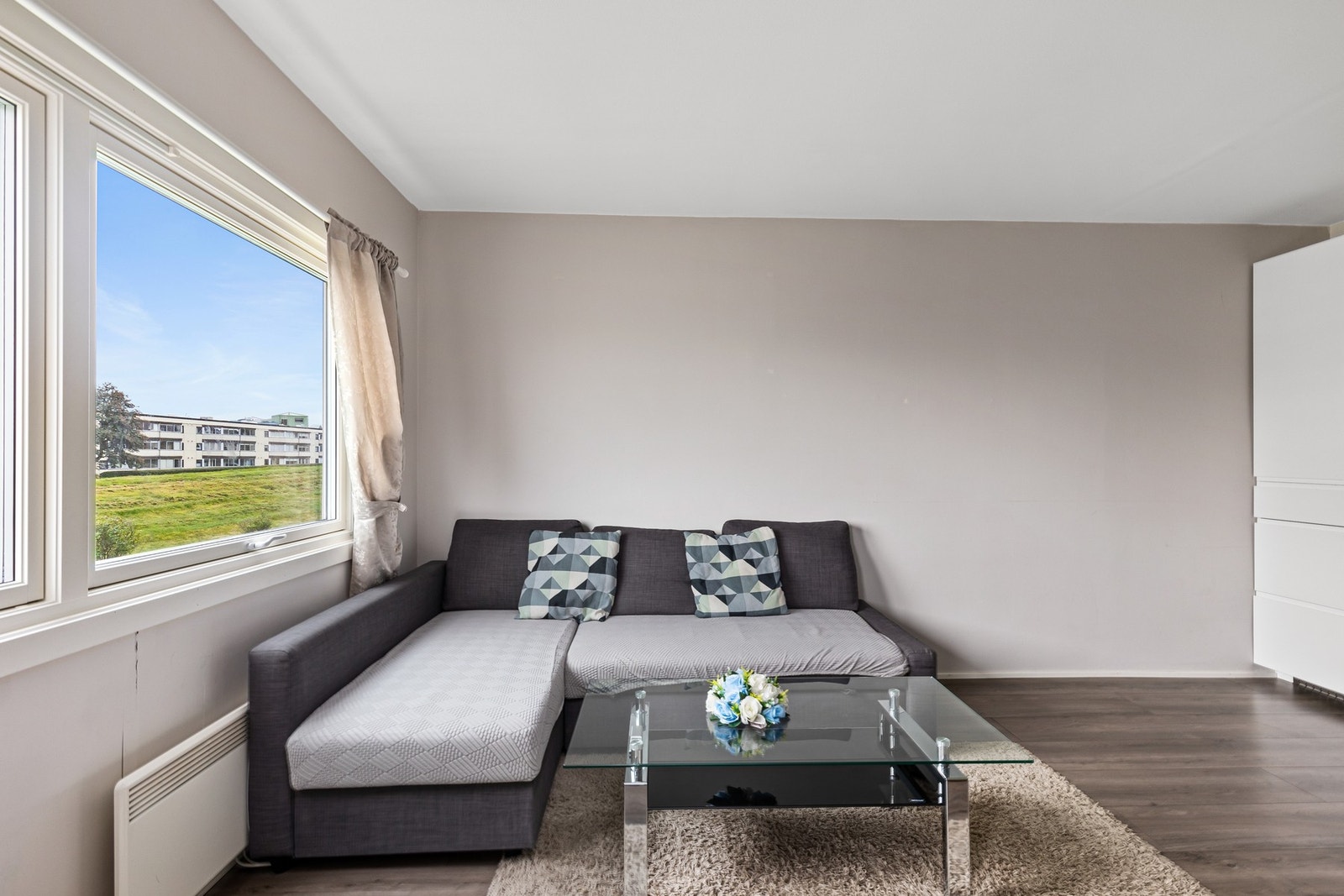 Leiligheten ble betydelig oppgradert i 2022 og har gjennomgående god standard med hovedsakelig TG 0 og 1. Galleribilde