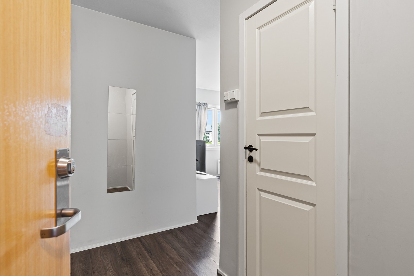 Entré/vindfang på 4 kvm. Leiligheten disponerer 2 boder i felles kjeller. Galleribilde