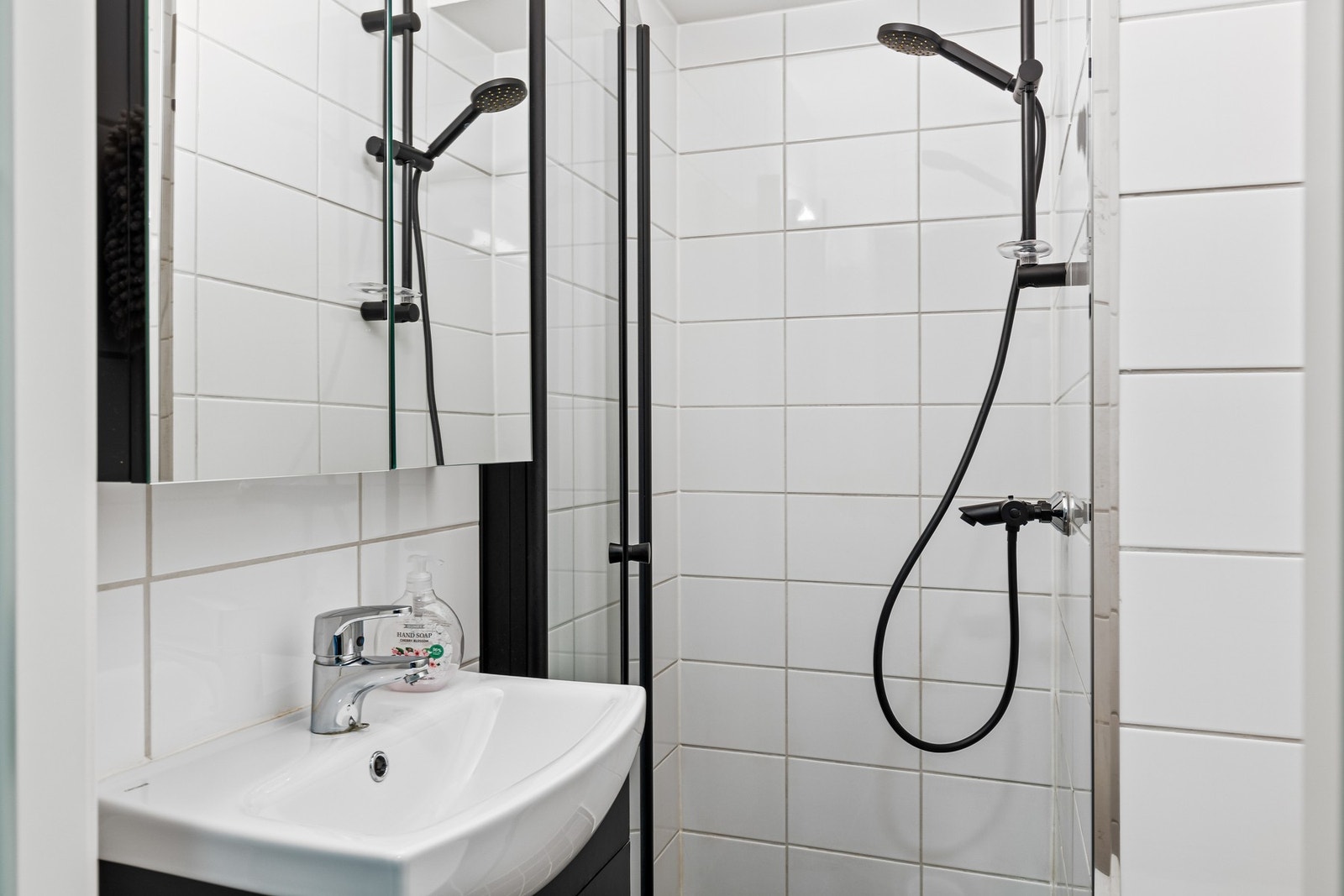 Pent flislagt bad elektriske varmekabler i gulv. Rommet ble pusset opp i 2022. Galleribilde