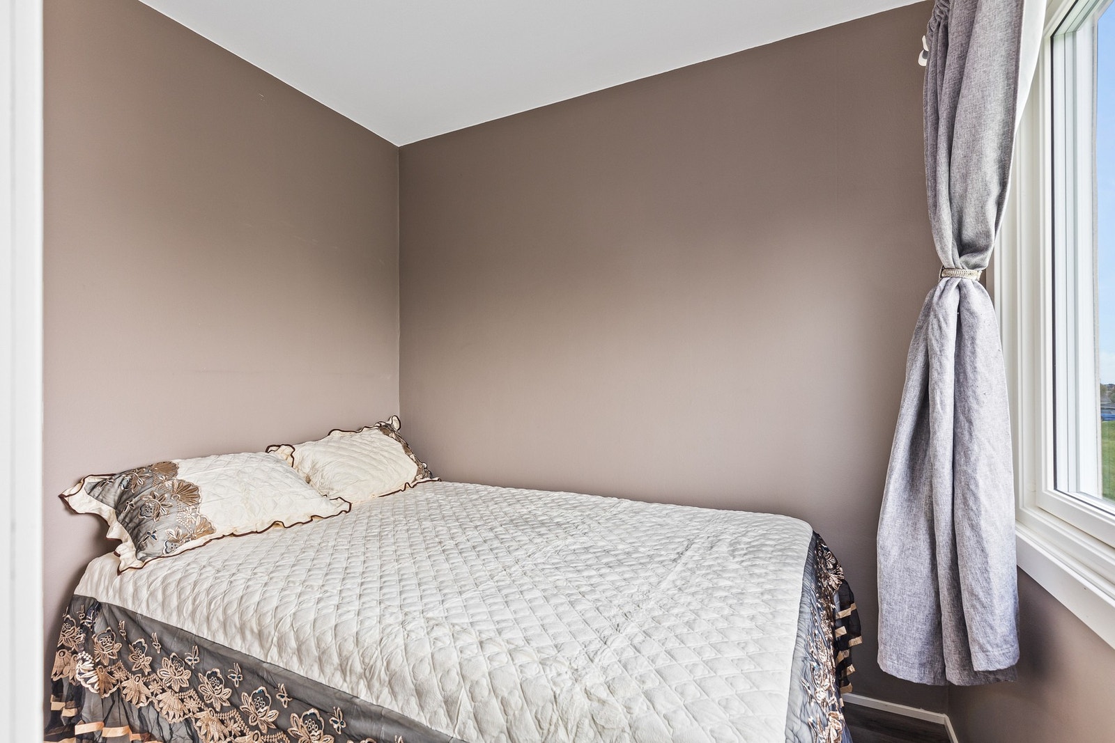 Opprinnelig sovealkove er omgjort til soverom, men rommet tilfredsstiller ikke dagens krav til volum. Rommet er på 5 kvm. Galleribilde