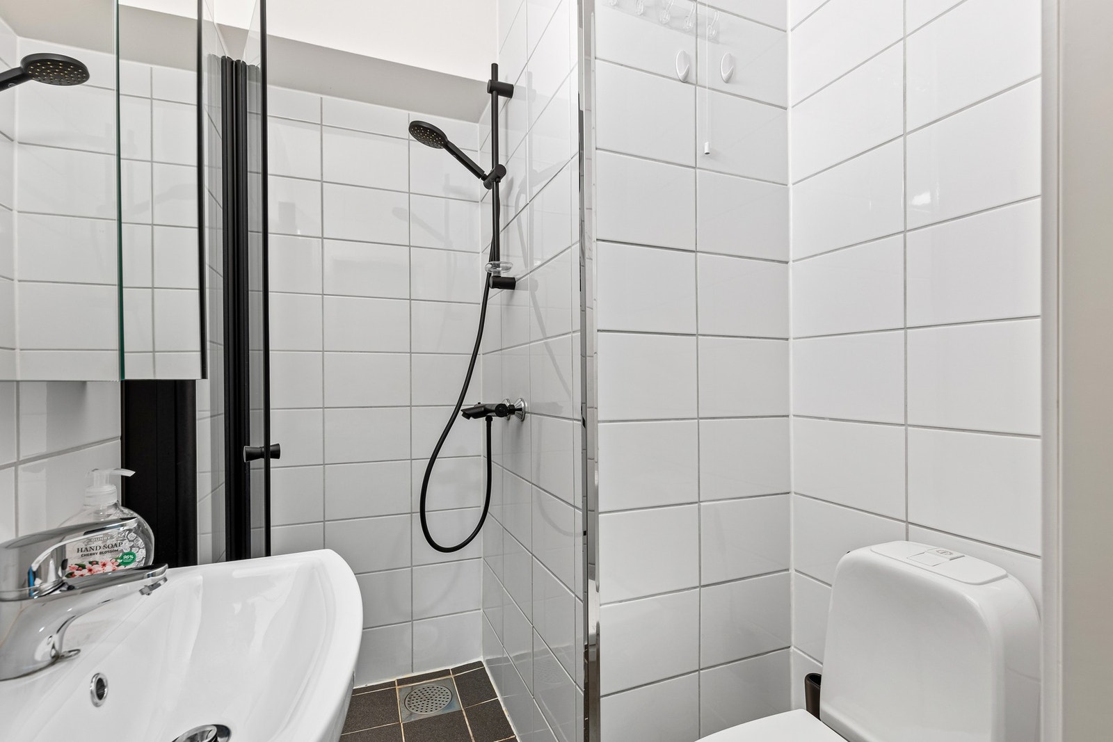 Pent flislagt bad elektriske varmekabler i gulv. Rommet ble pusset opp i 2022. Galleribilde