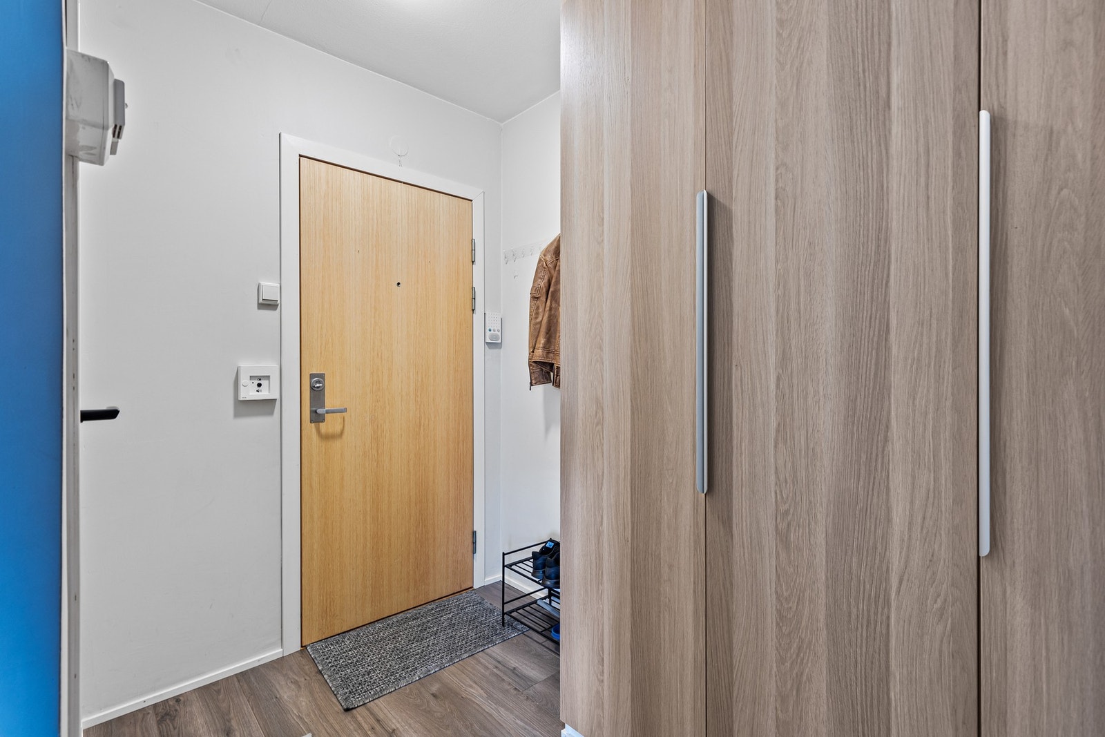 Entré/vindfang på 4 kvm. Leiligheten disponerer 2 boder i felles kjeller. Galleribilde