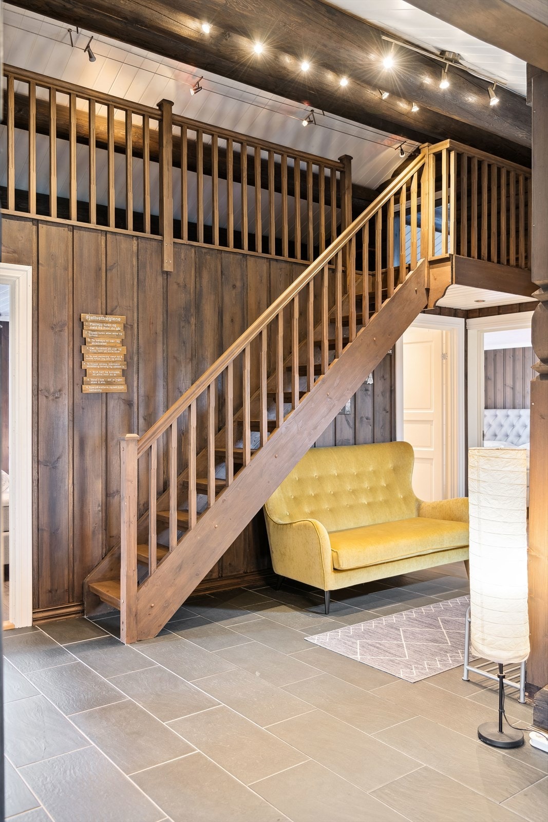 Trappeoppgang med rikelig belysning opp til romslig hems Galleribilde