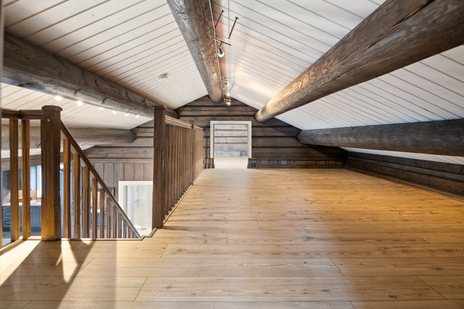 Hemsen byr på godt med plass til å benyttes etter eget ønske. For eksempel lekeareal eller et sted å trekke seg litt ekstra tilbake på. Galleribilde