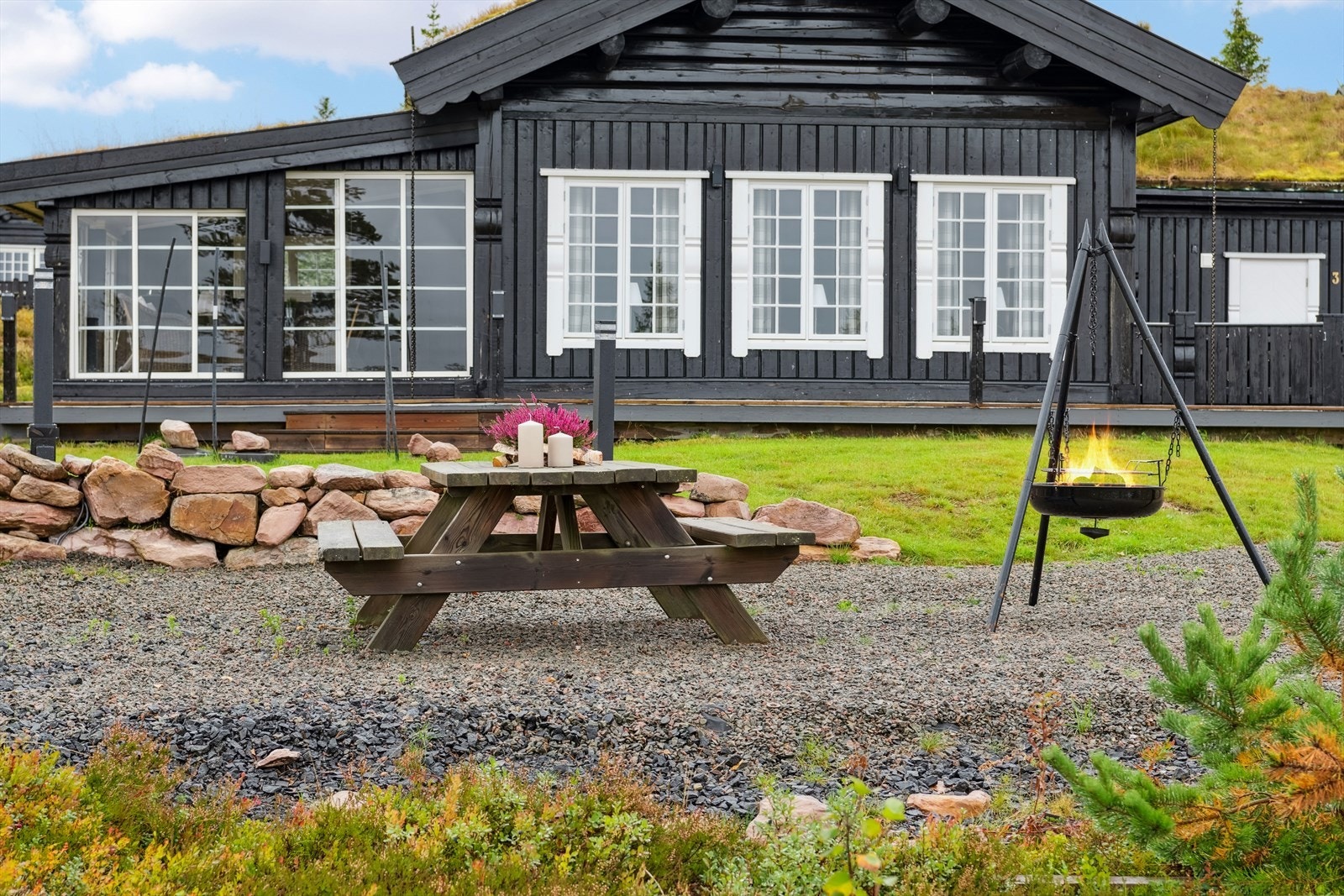 Egen bålplass opparbeidet med grus og sittebenk Galleribilde