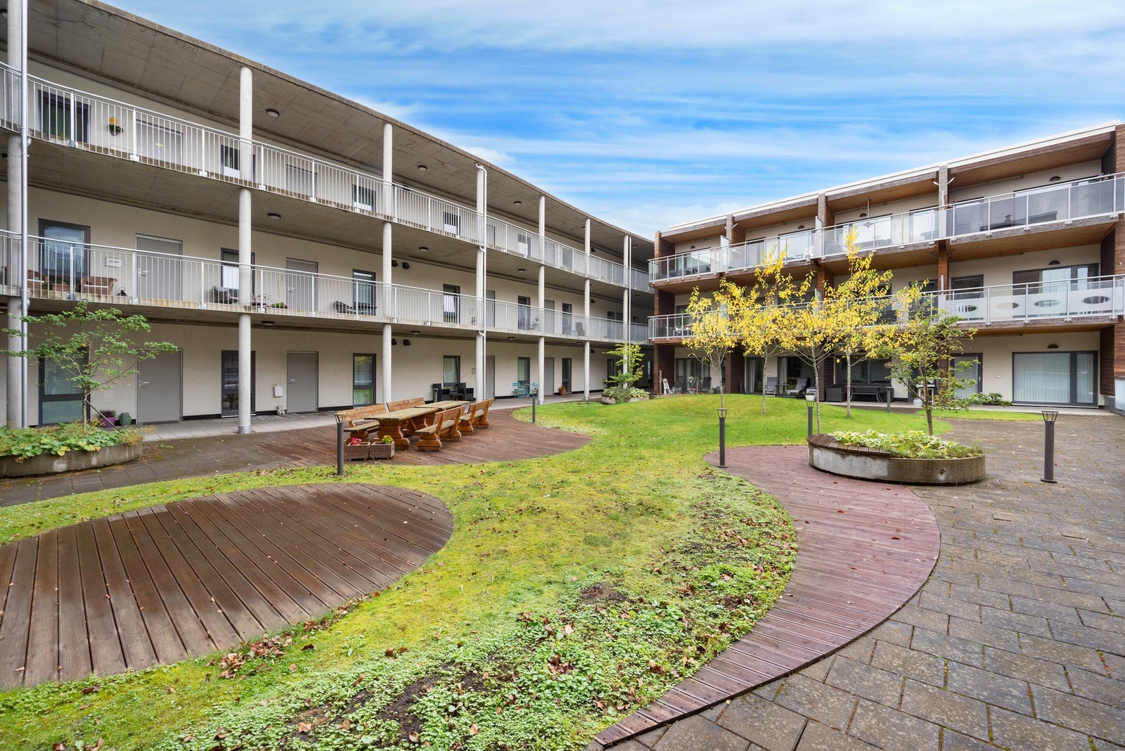 Sameiet ar private uteområder, flott opparbeidet med sittemuligheter og grøntareal. Galleribilde