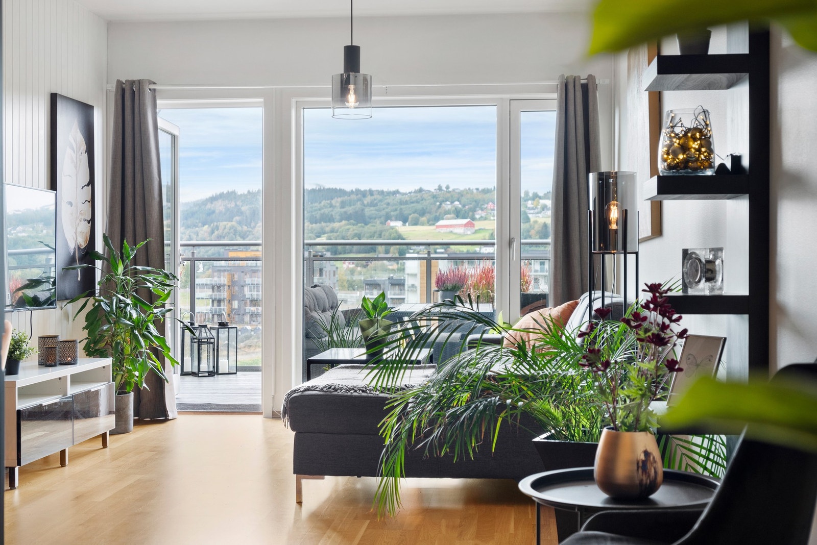 Leiligheten ligger i toppetasjen, med store vinduer og minimalt med innsyn. Galleribilde