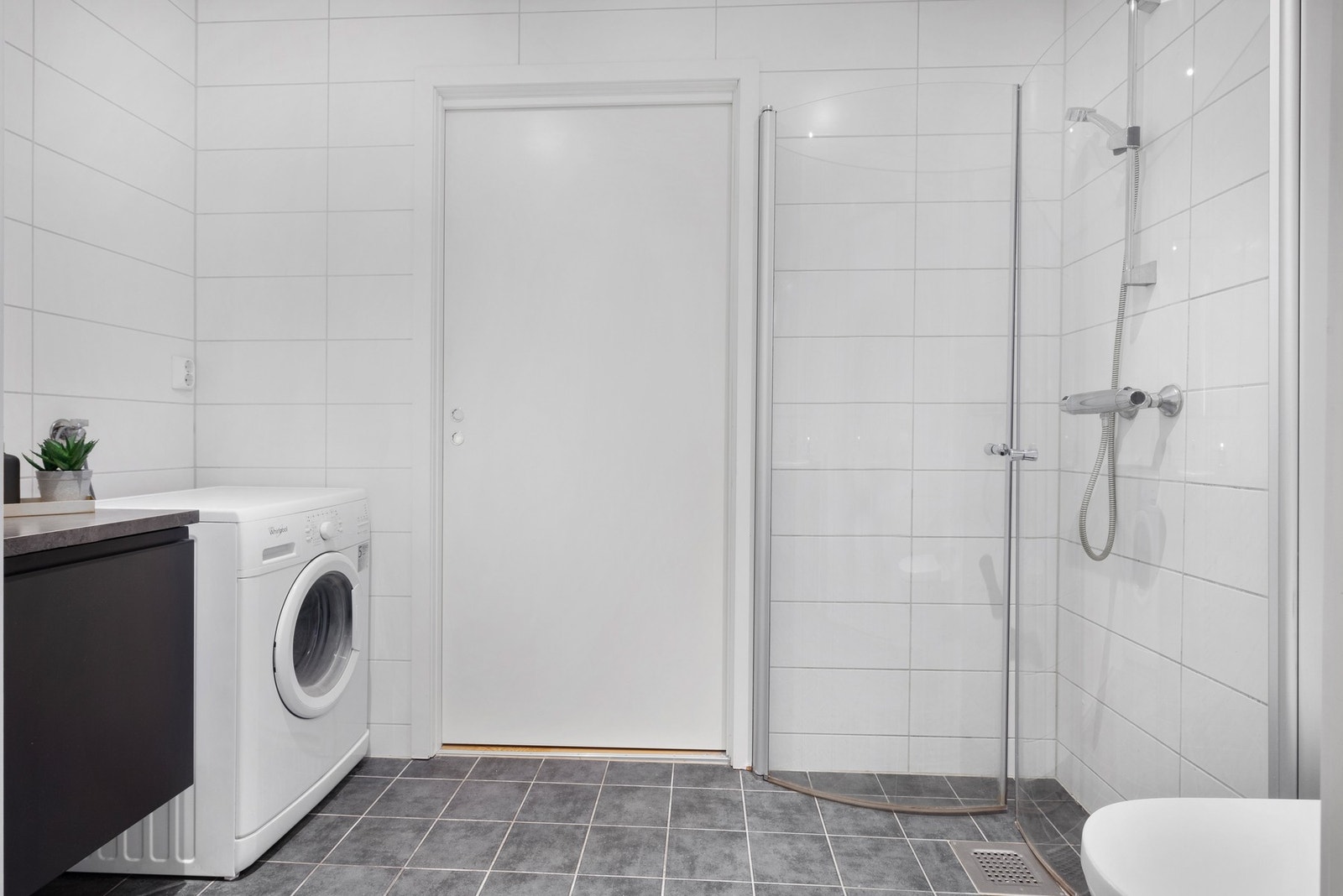 Badet er delikat innredet med flis på vegg og gulv. Badet er på ca. 4,5 kvm. Galleribilde