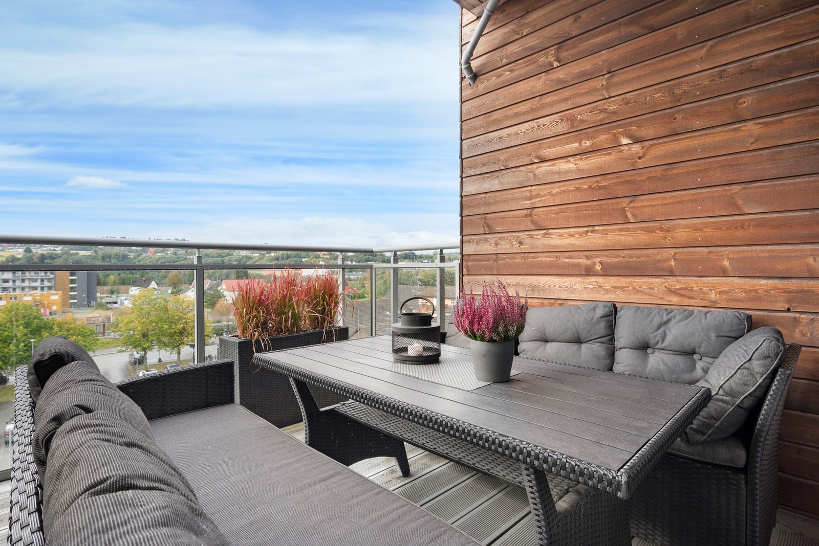 Balkongen er på ca. 15 kvm. Galleribilde