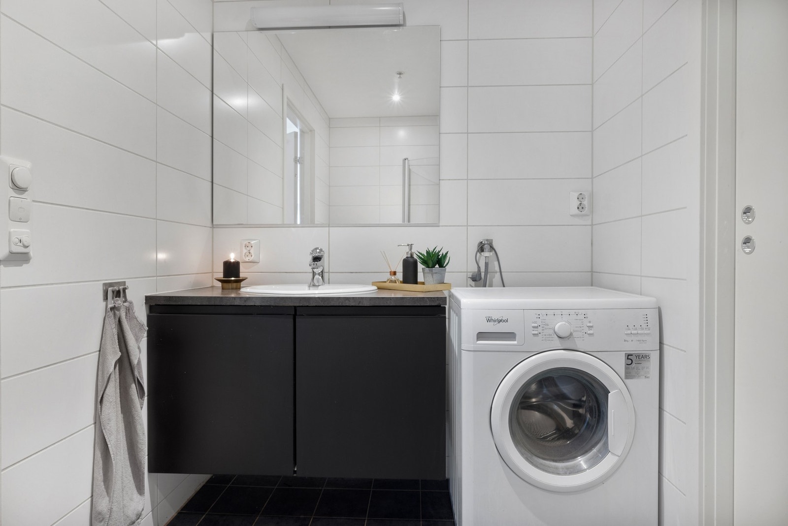 Innenfor badet er det en praktisk bod på ca. 4 kvm. Galleribilde