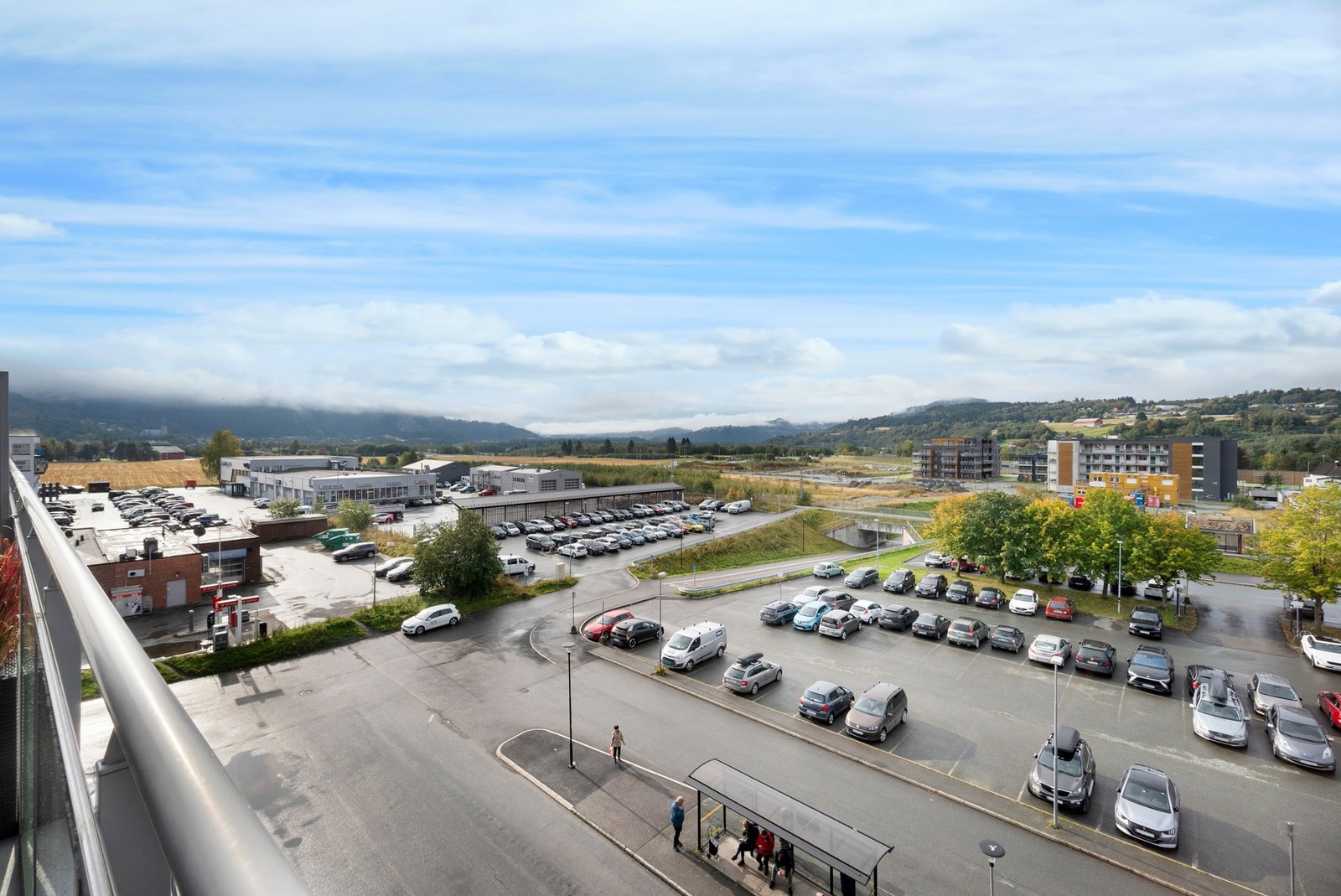 Leiligheten ligger med balkong mot vest. Her er det fritt utsyn utover Melhus. Galleribilde