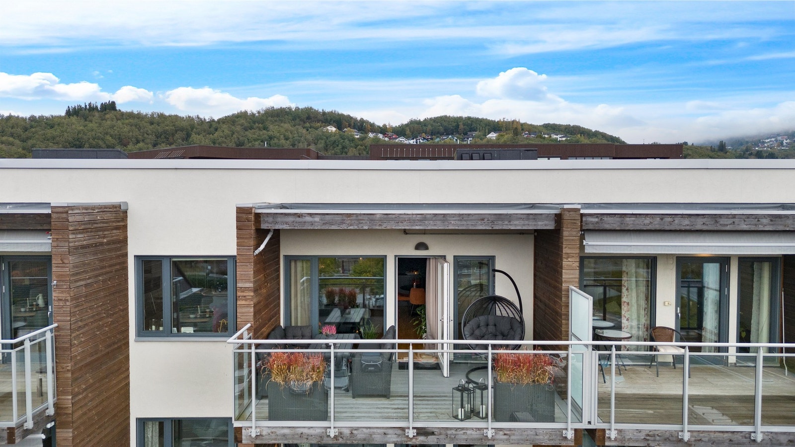 Leiligheten ligger i toppetasjen med vestvendt balkong. Galleribilde