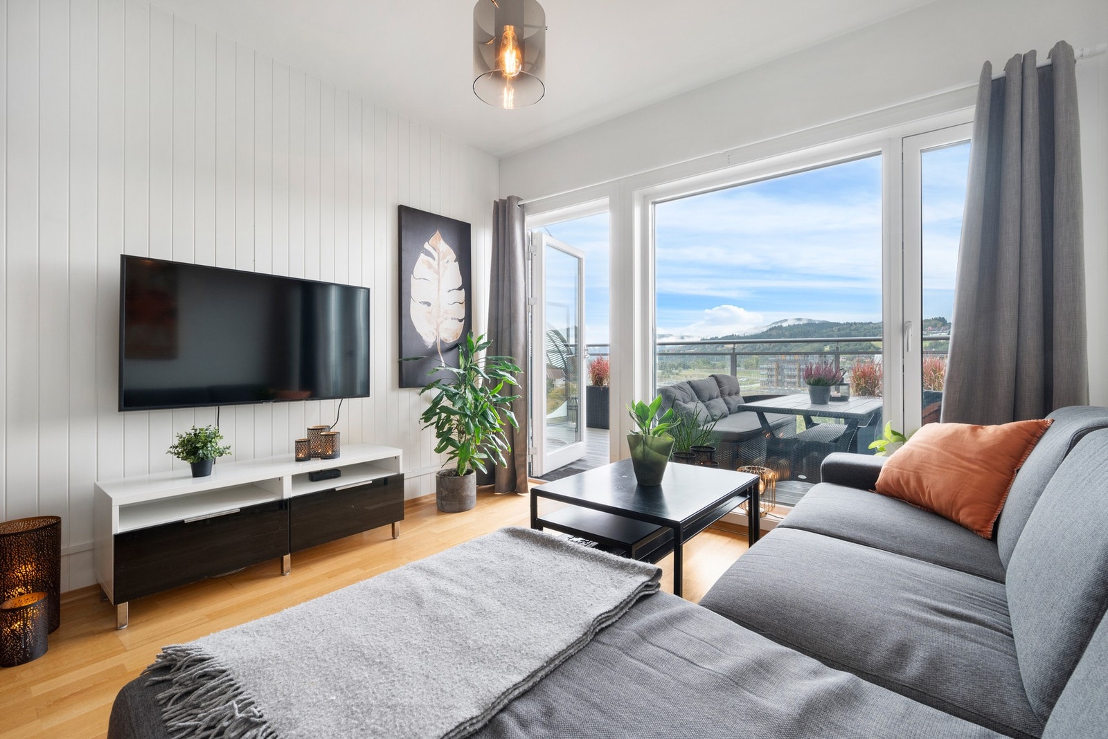 Leiligheten holder en god stand med gjennomgående gode farge- og materialvalg. Galleribilde