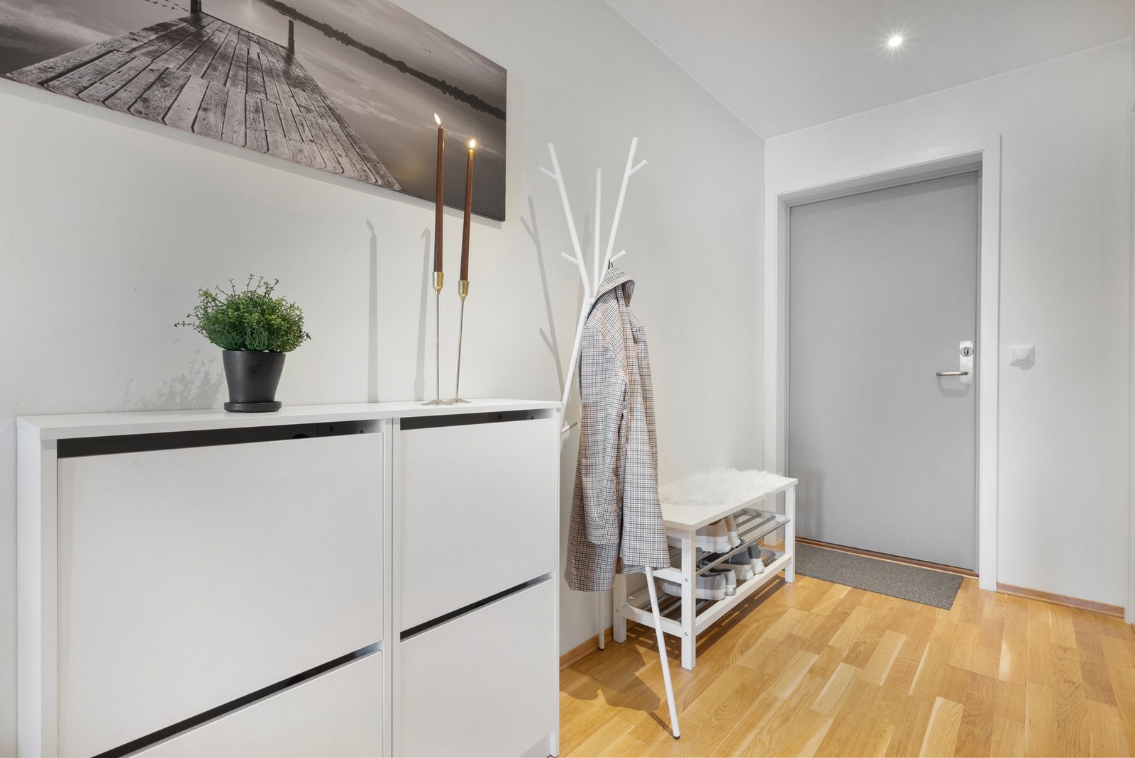 Leiligheten har en romslig og hyggelig entre med god plass til ytterklær og sko. Galleribilde