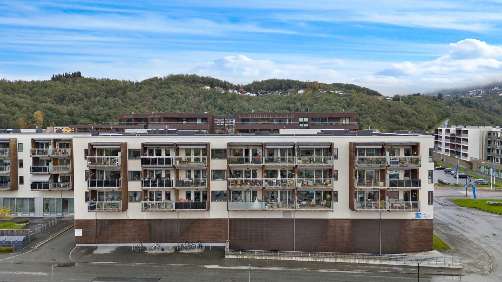 Buss og togstasjon ligger rett ved leiligheten med direkterute til Trondheim sentrum. Galleribilde