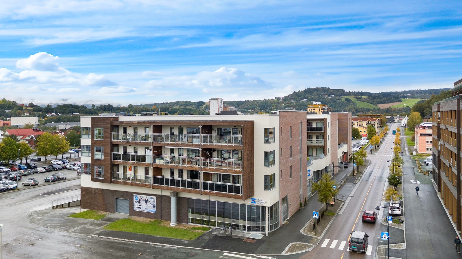 Høvdingen sameie ligger midt i Melhus sentrum, med alt av fasiliteter i nærhet. Galleribilde