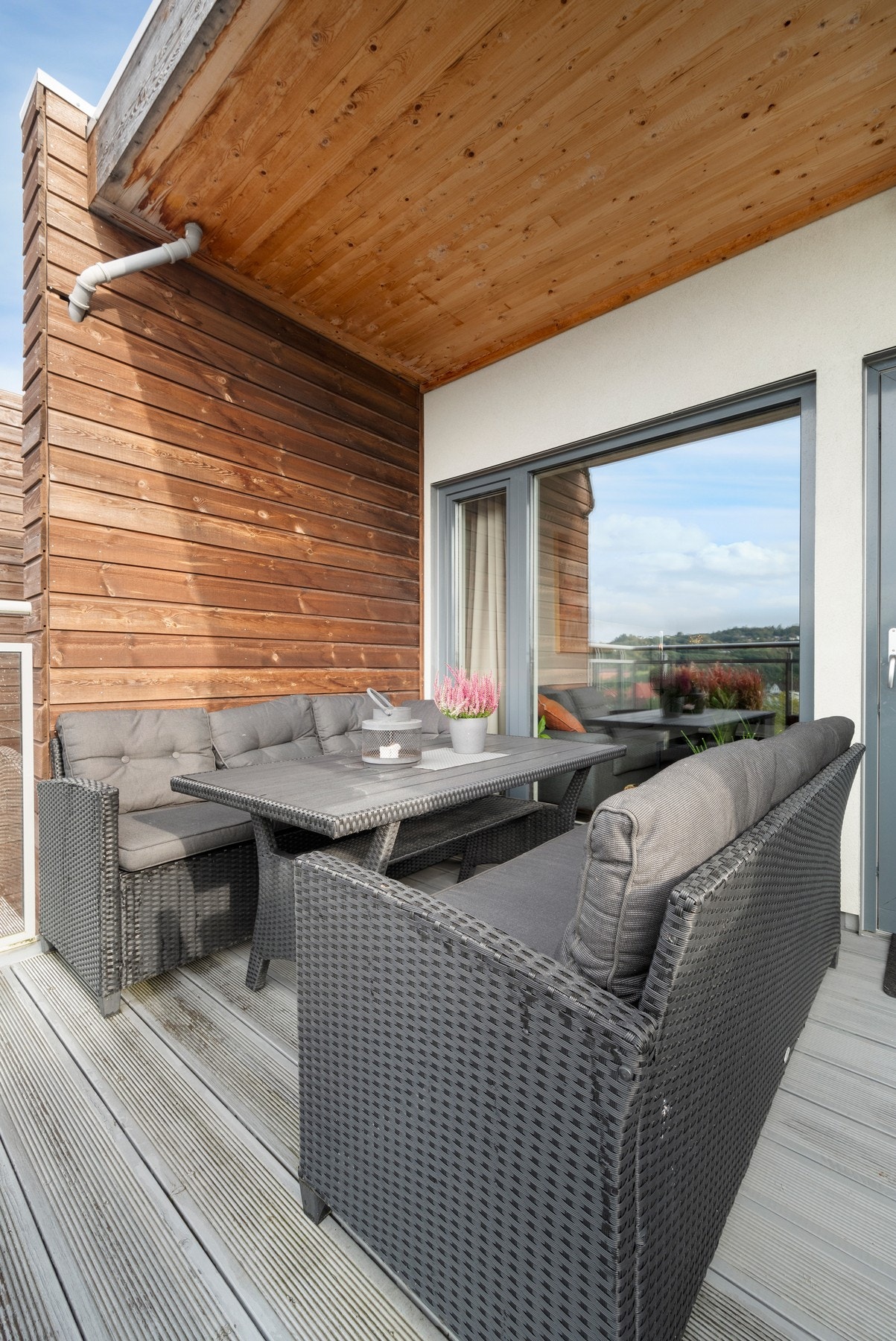 Fra stua er det utgang til en solrik balkong. Galleribilde