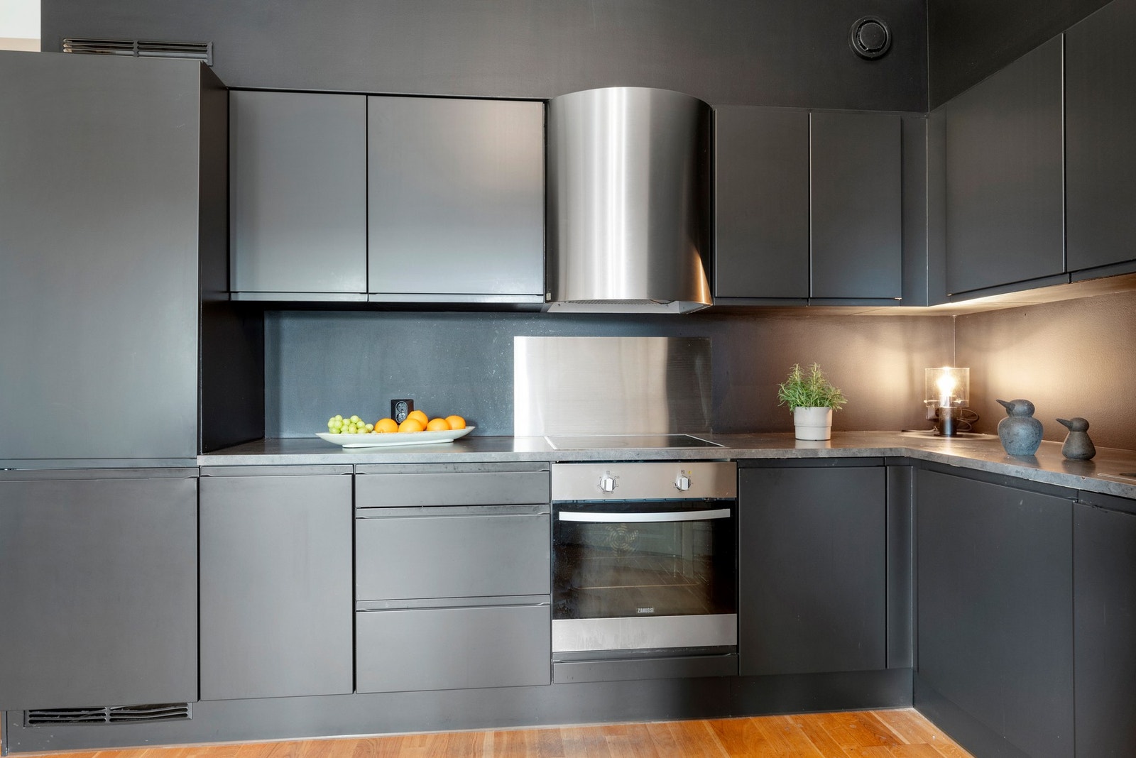 Kjøkkenet har innredning med integrert kjøl- og fryseskap, oppvaskmaskin, stekeovn og platetopp. Galleribilde