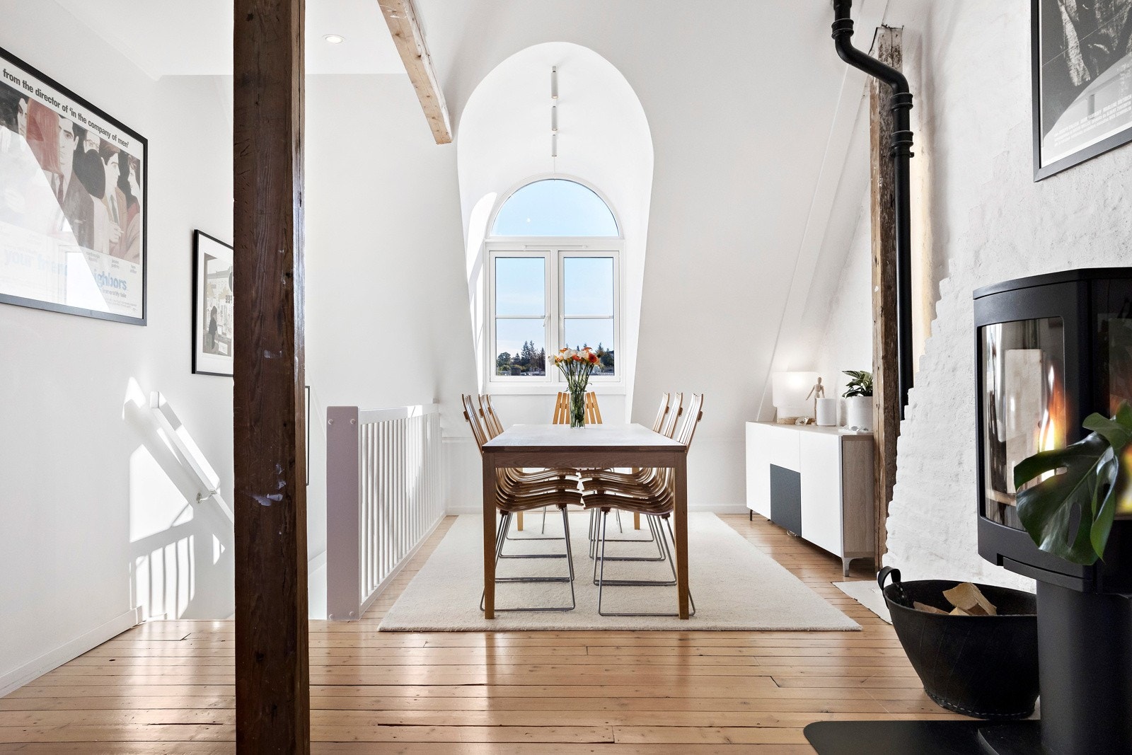 Det er montert en lekker peisovn med glassfelt i stuen. Galleribilde