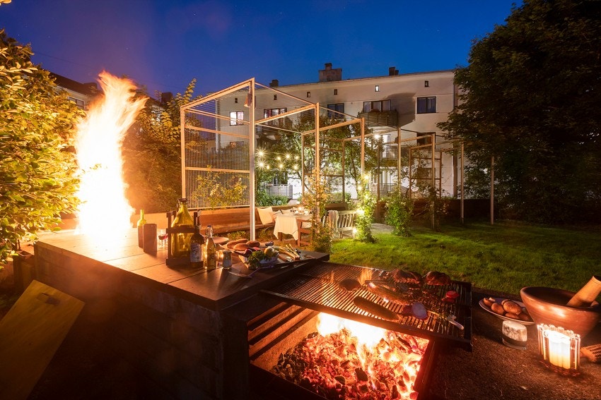 I det flotte gårdsrommet er det felles grill. Galleribilde
