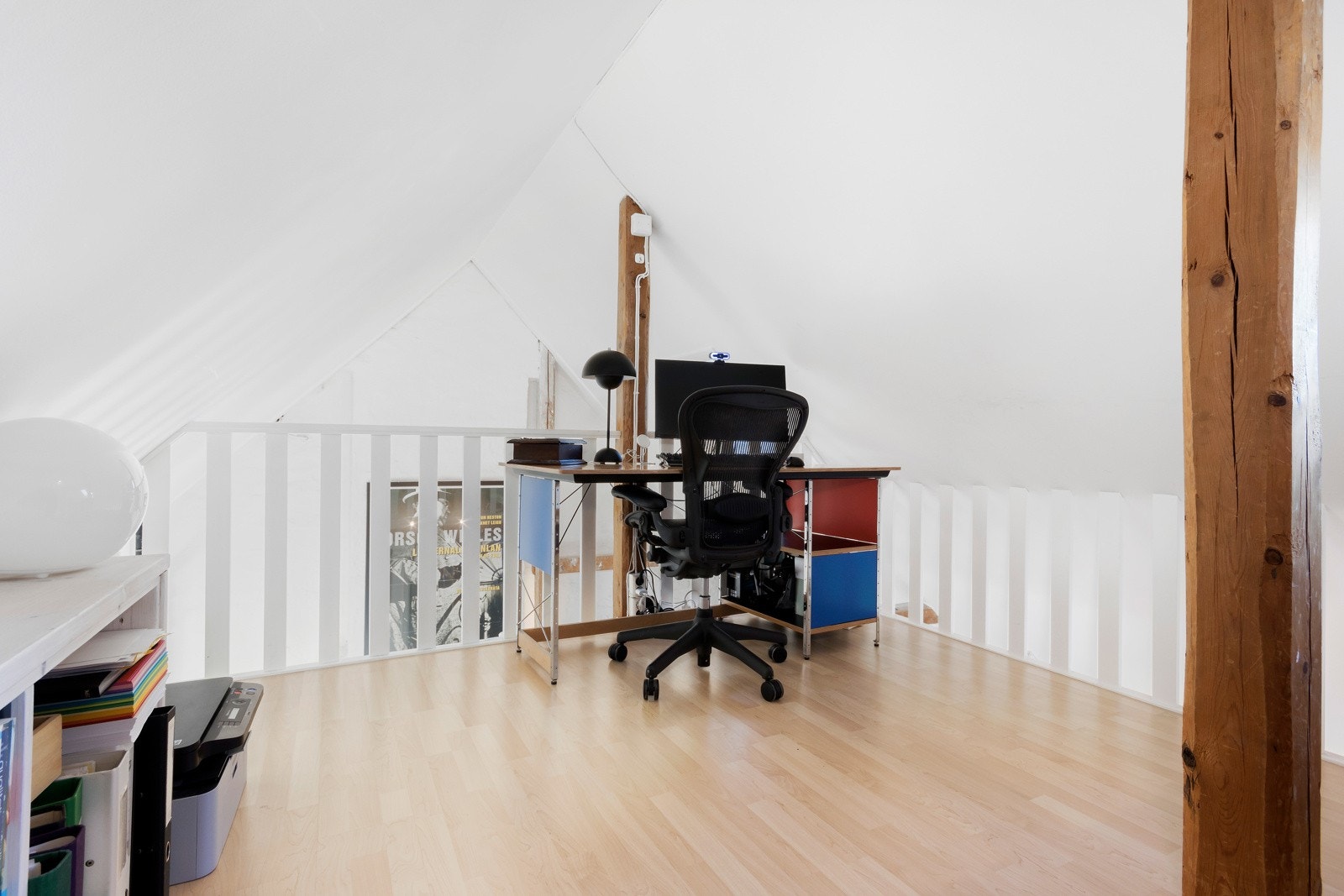 Selger har innredet en kontorløsnming på hemsen. Hemsen er opprinnelig byggemeldt som bod. Galleribilde