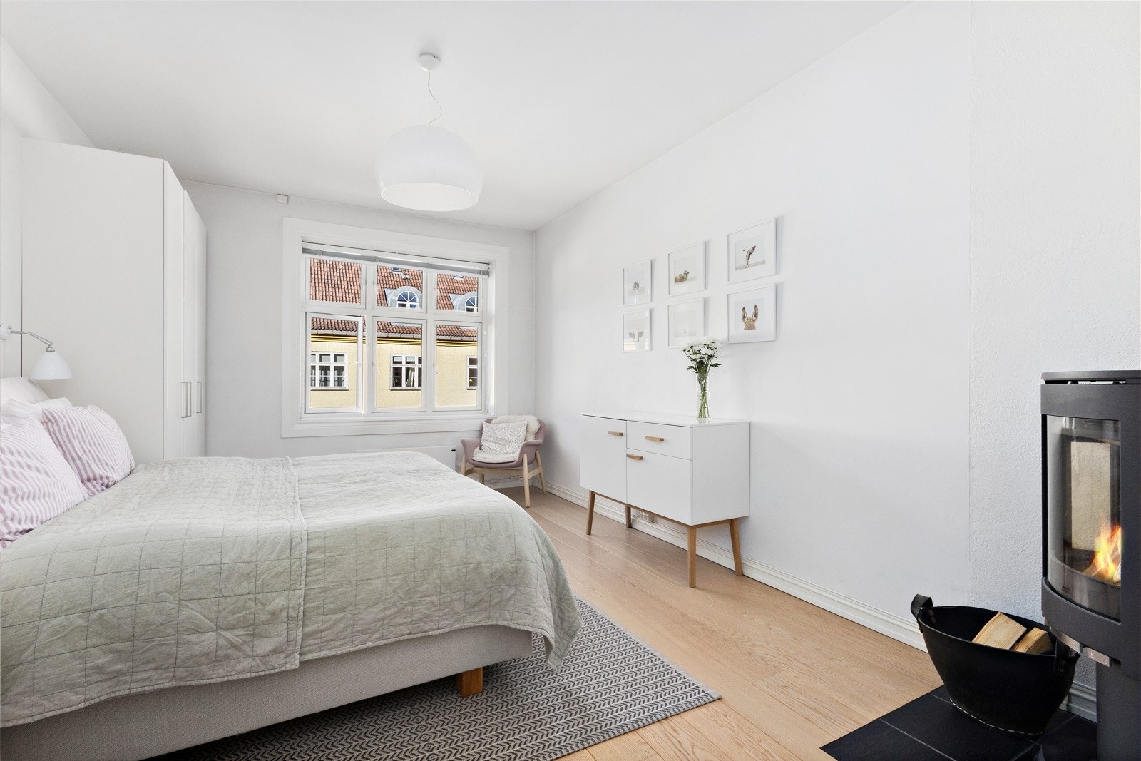 Hovedsoverommet har en egen vedovn. Galleribilde