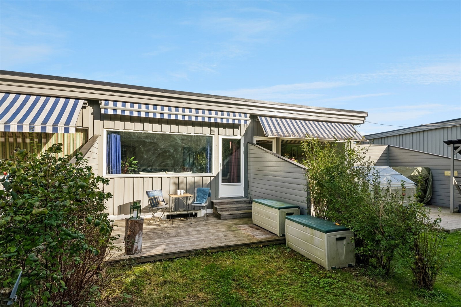 Fra stuen er det direkte adkomst ut til den østvendte terrassen på ca 11 kvm og hagedelen. Galleribilde