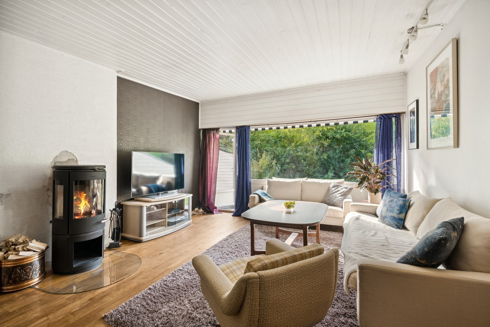 Den tidsriktige peisen gir både en lun stemning og god varme på kjøligere dager. Galleribilde