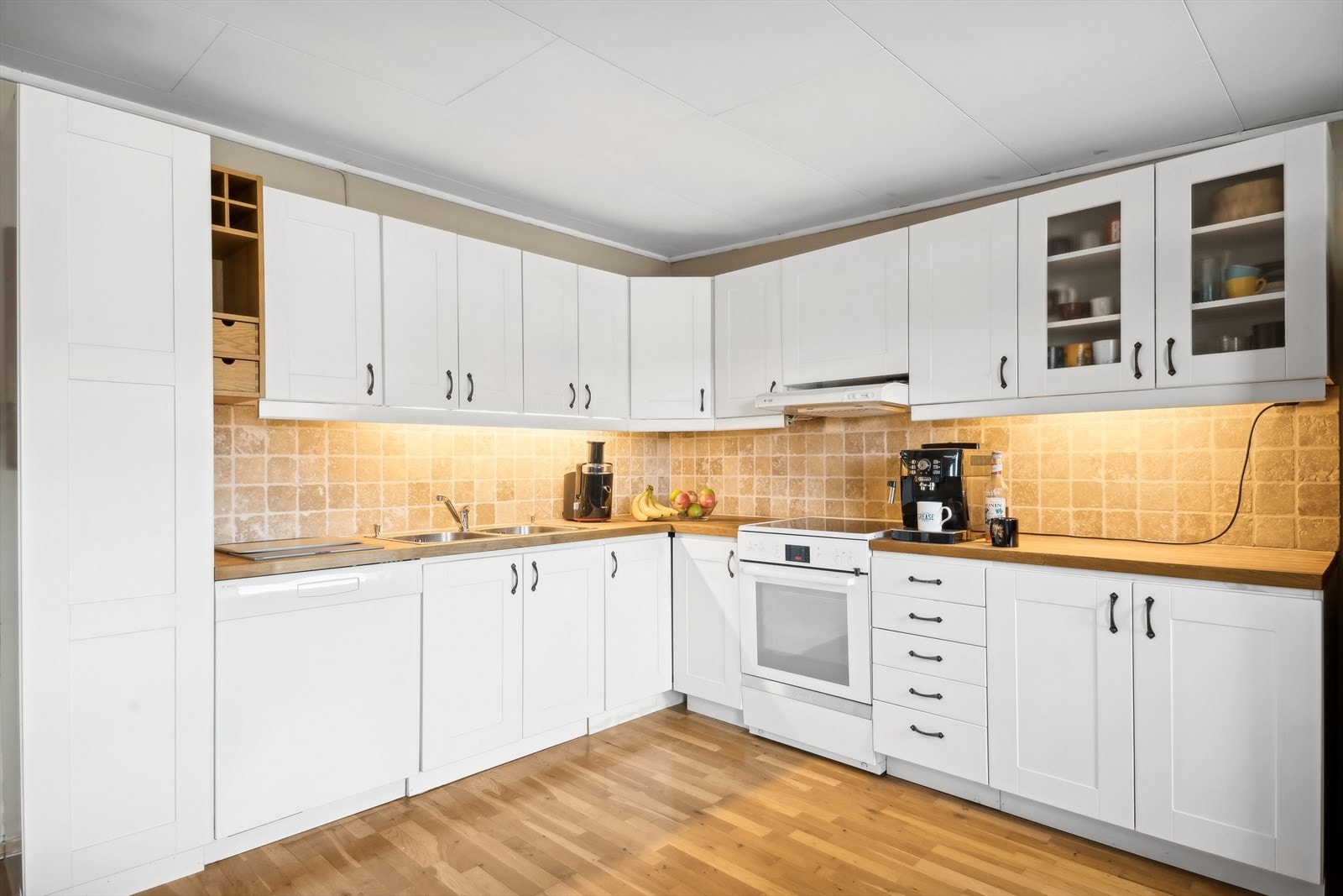 Lys og tidløs kjøkkeninnredning med profilerte fronter. Galleribilde