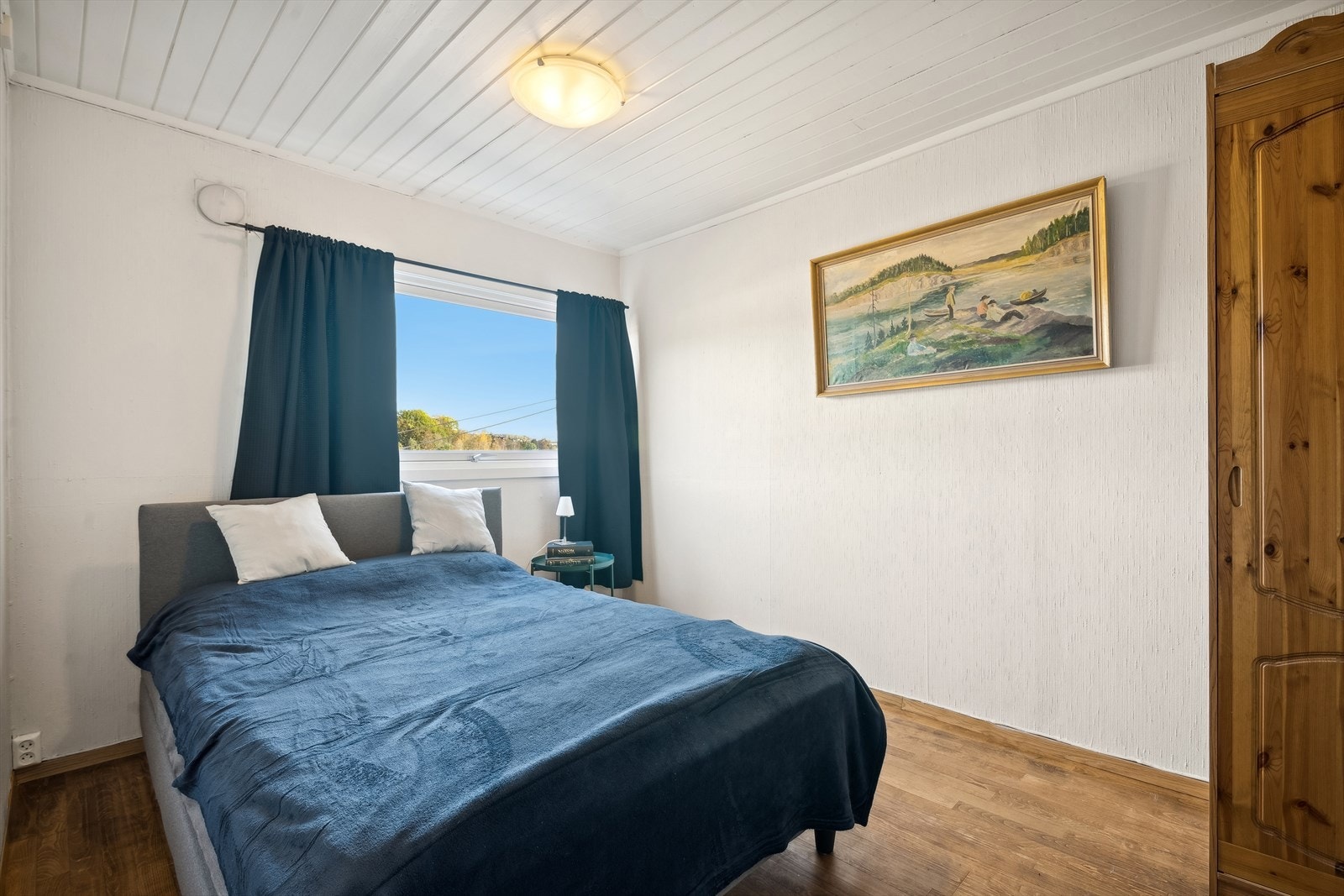 Hovedsoverommet er av svært god størrelse med god plass til både dobbeltseng og tilhørende nattbord. Galleribilde