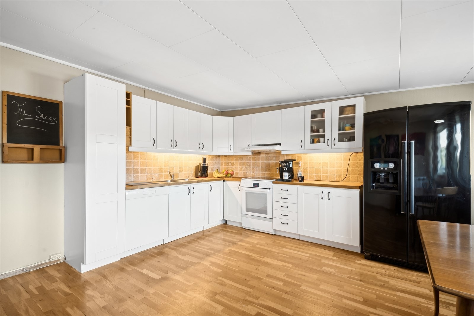 Heltre benkeplate med nedfelt benkebeslag i rustfritt stål. Galleribilde