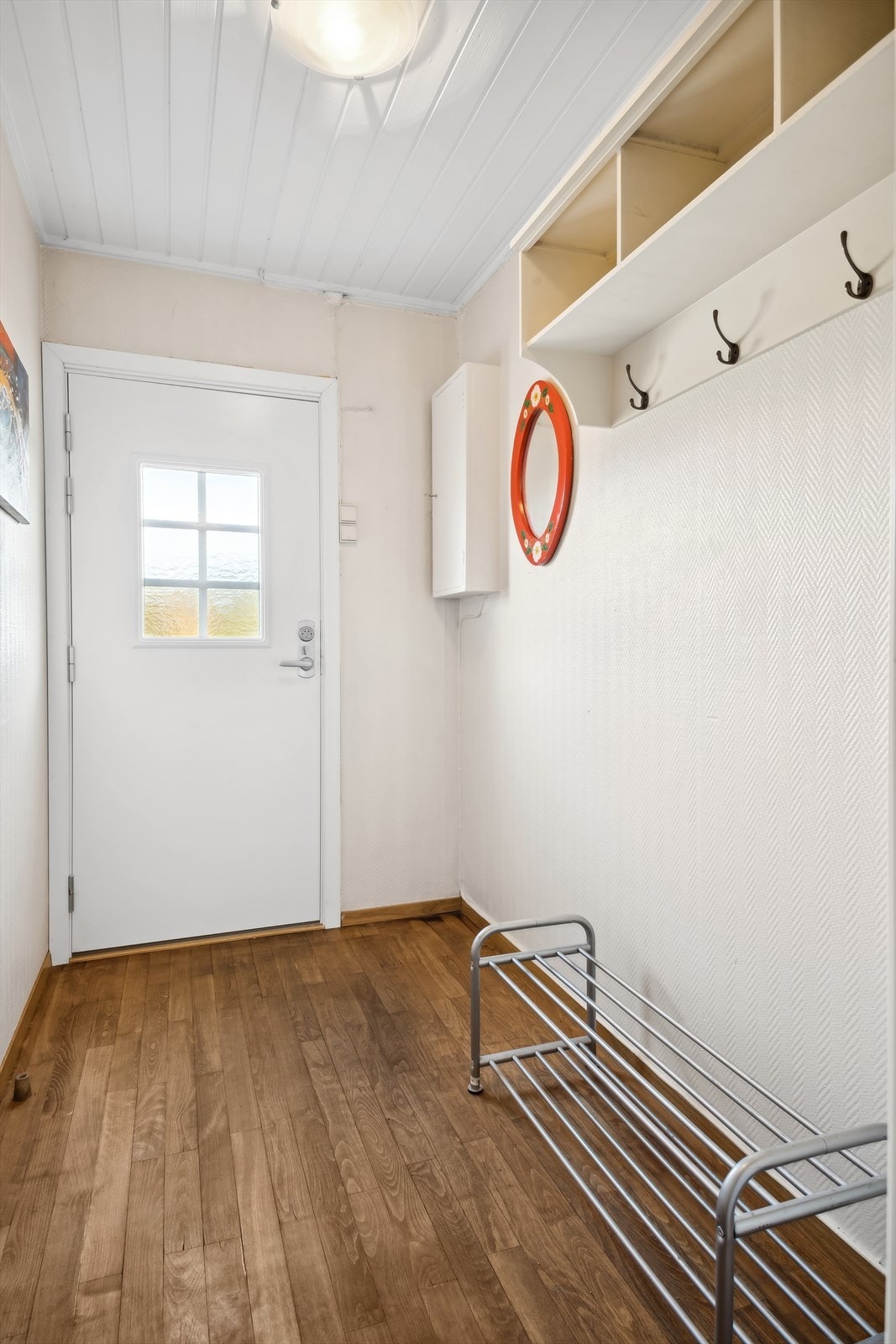Lys og romslig entré med god plass til sko, støvler og ønsket yttertøy. Galleribilde