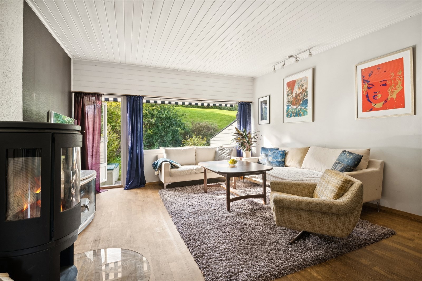 De store vindusflatene slipper inn godt med dagslys og gir en svært god romfølelse. Galleribilde