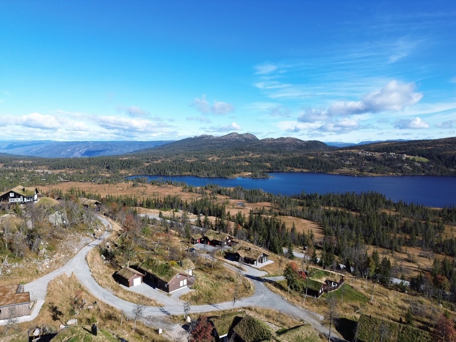 Panoramautsikt til blant annet Anfinnatten, Skurvenatten, Bergshammaren, Trøgasetnatten, Helgesetvatnet Galleribilde