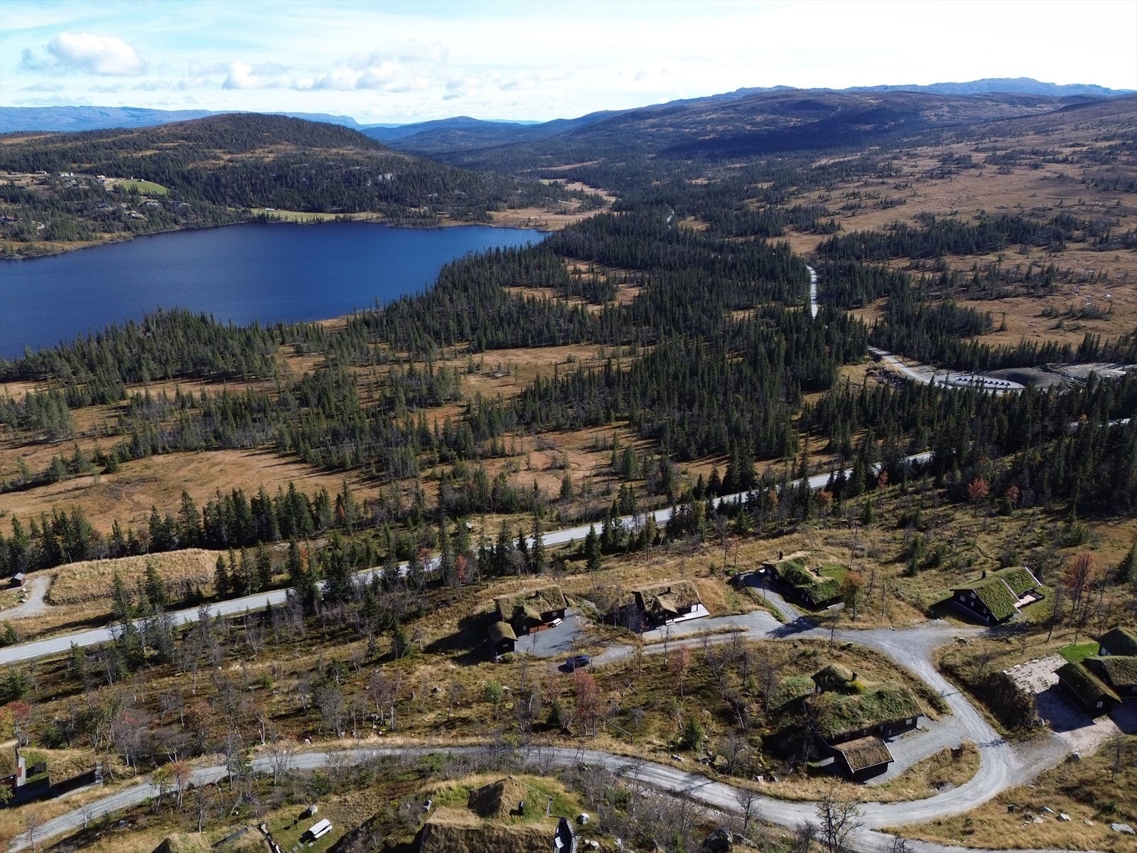 Tomta ligger på en høyde på 930 m.o.h. og har fantastisk utsikt. Galleribilde