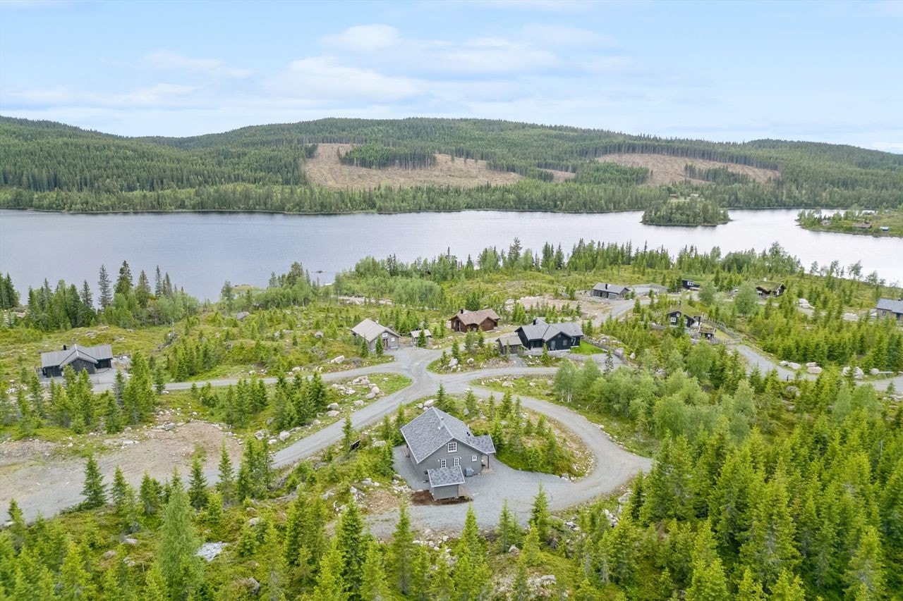 Dronebilde over det fine hytteområde. Hytta i nerkant. Galleribilde