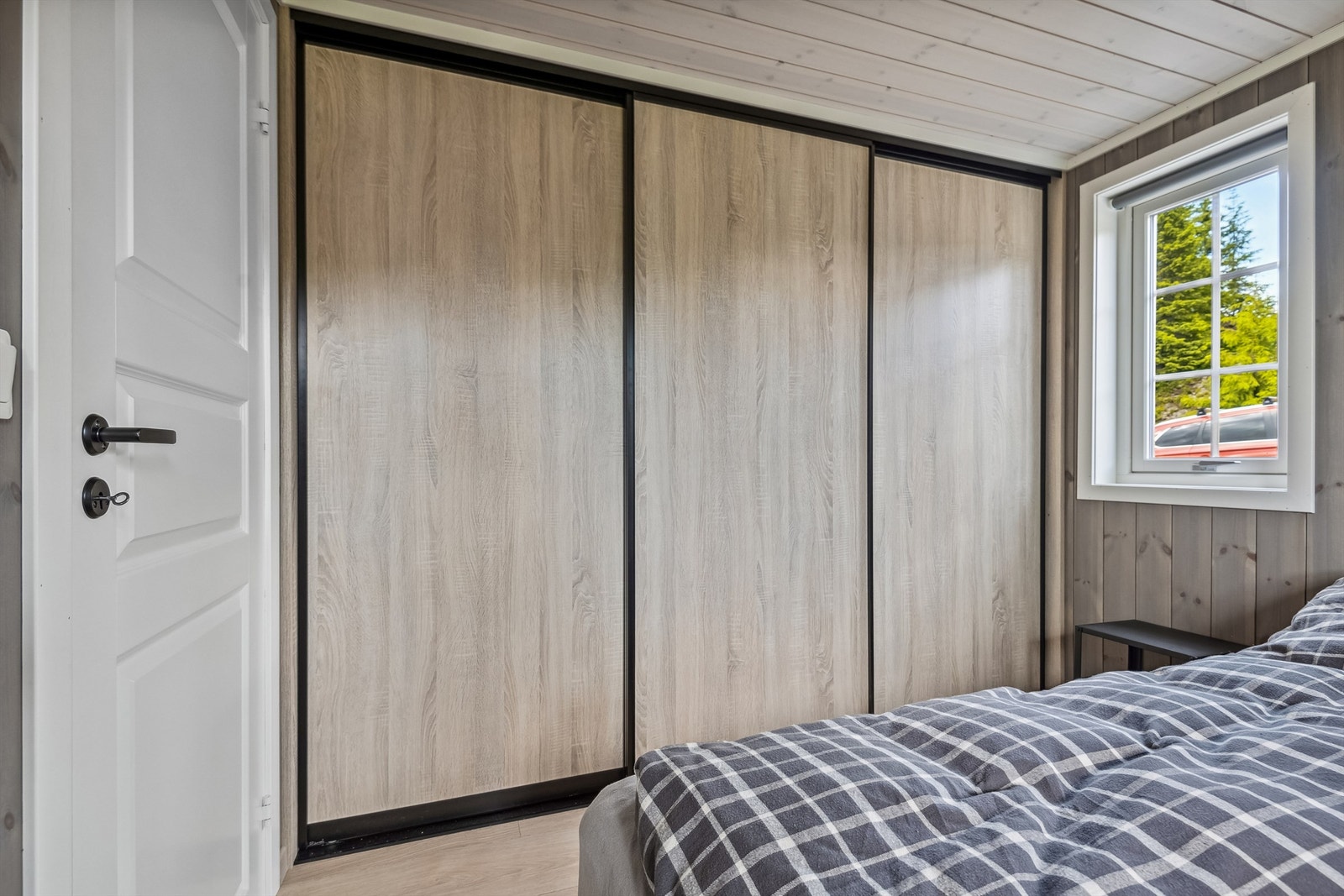 God plass for oppbevaring i skyvedørsgarderobe. Galleribilde