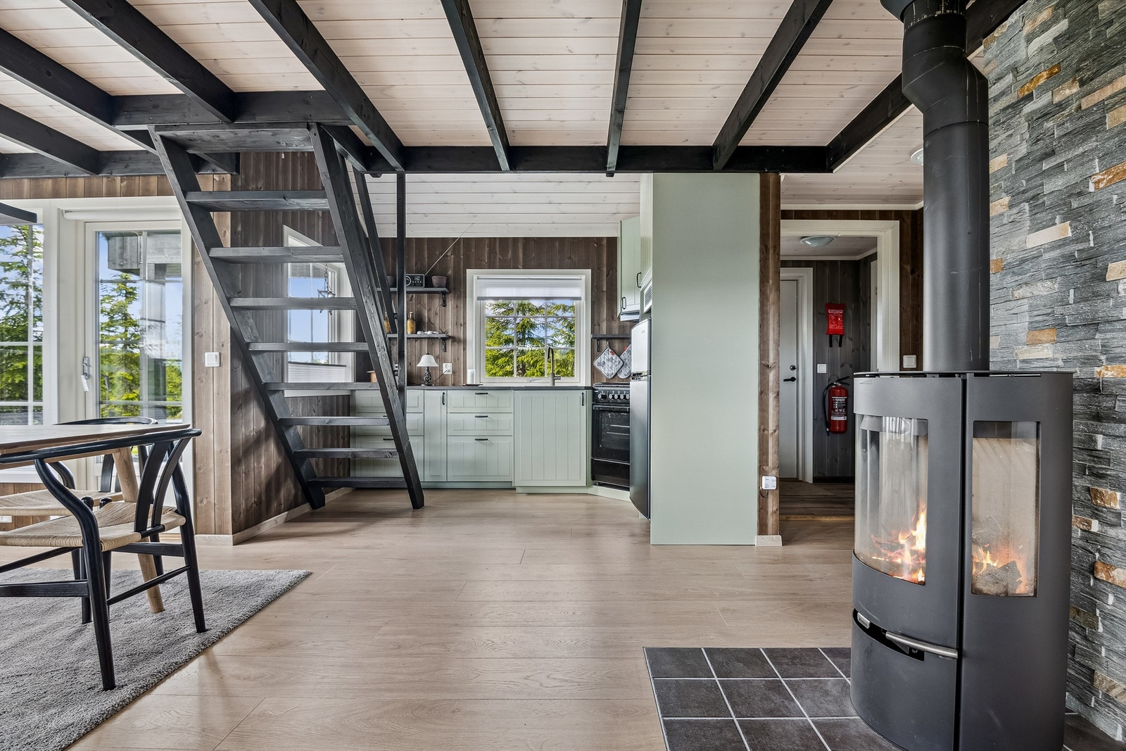 Åpen kjøkken- og stue løsning. Galleribilde