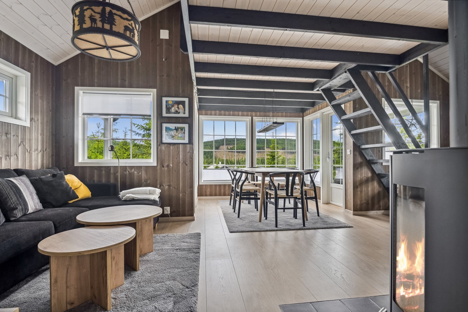 Stuen er fint oppdelt i sofasone og spisestue. Galleribilde