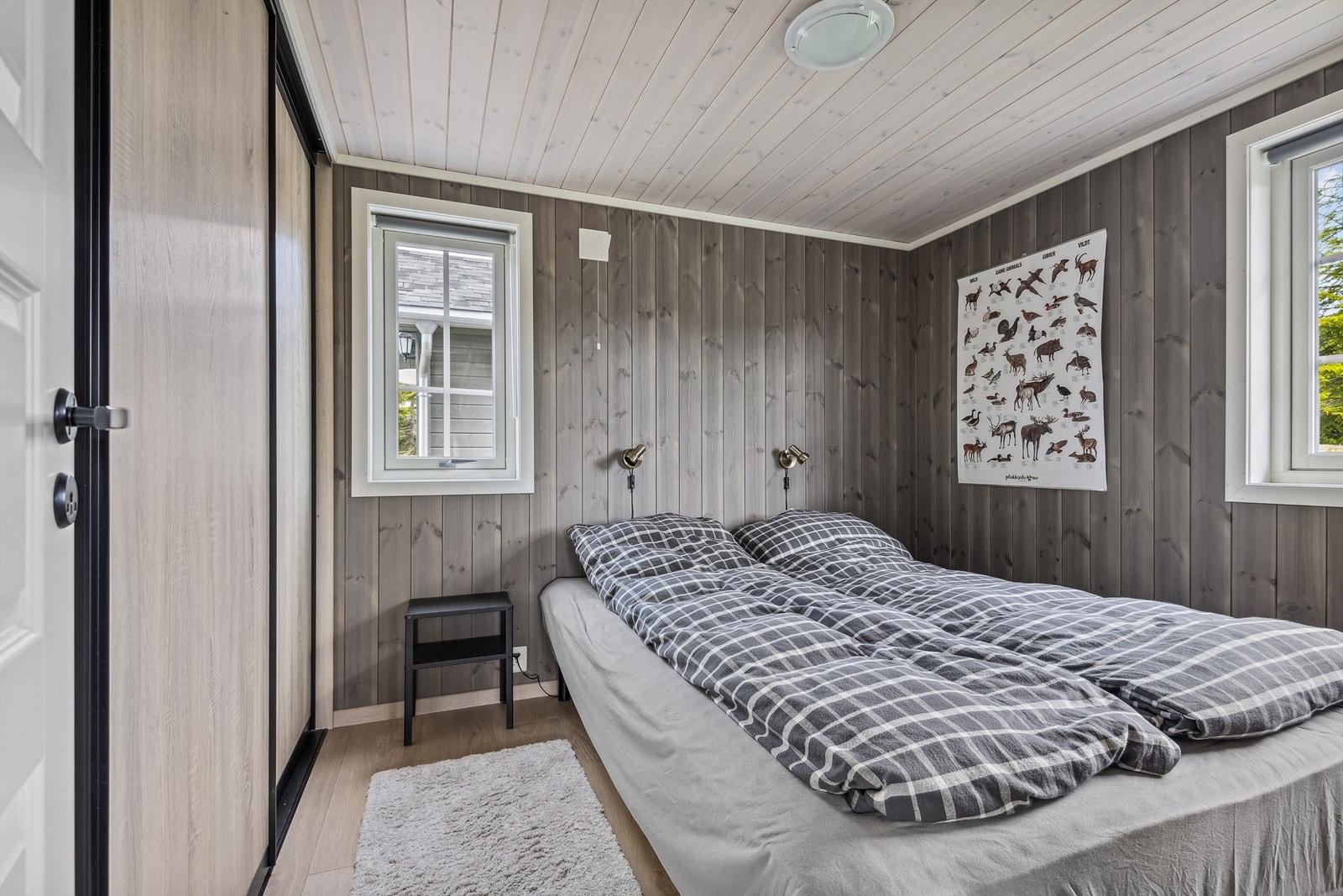 Soverom 2 med skyvedørsgarderobe. Galleribilde