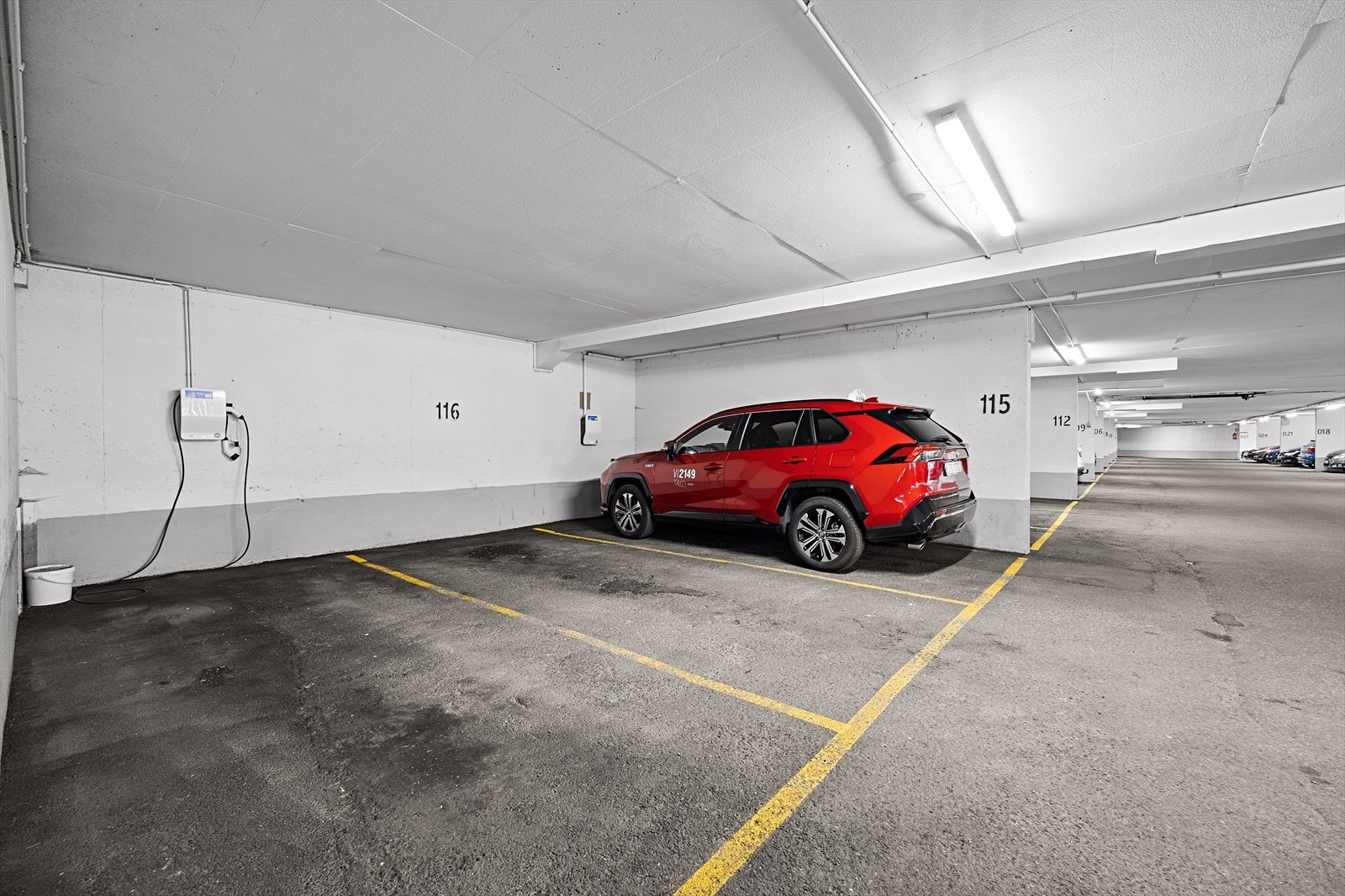 Medfølgende parkeringsplass i garasjeanlegg med opplegg for montering av elbillader Galleribilde