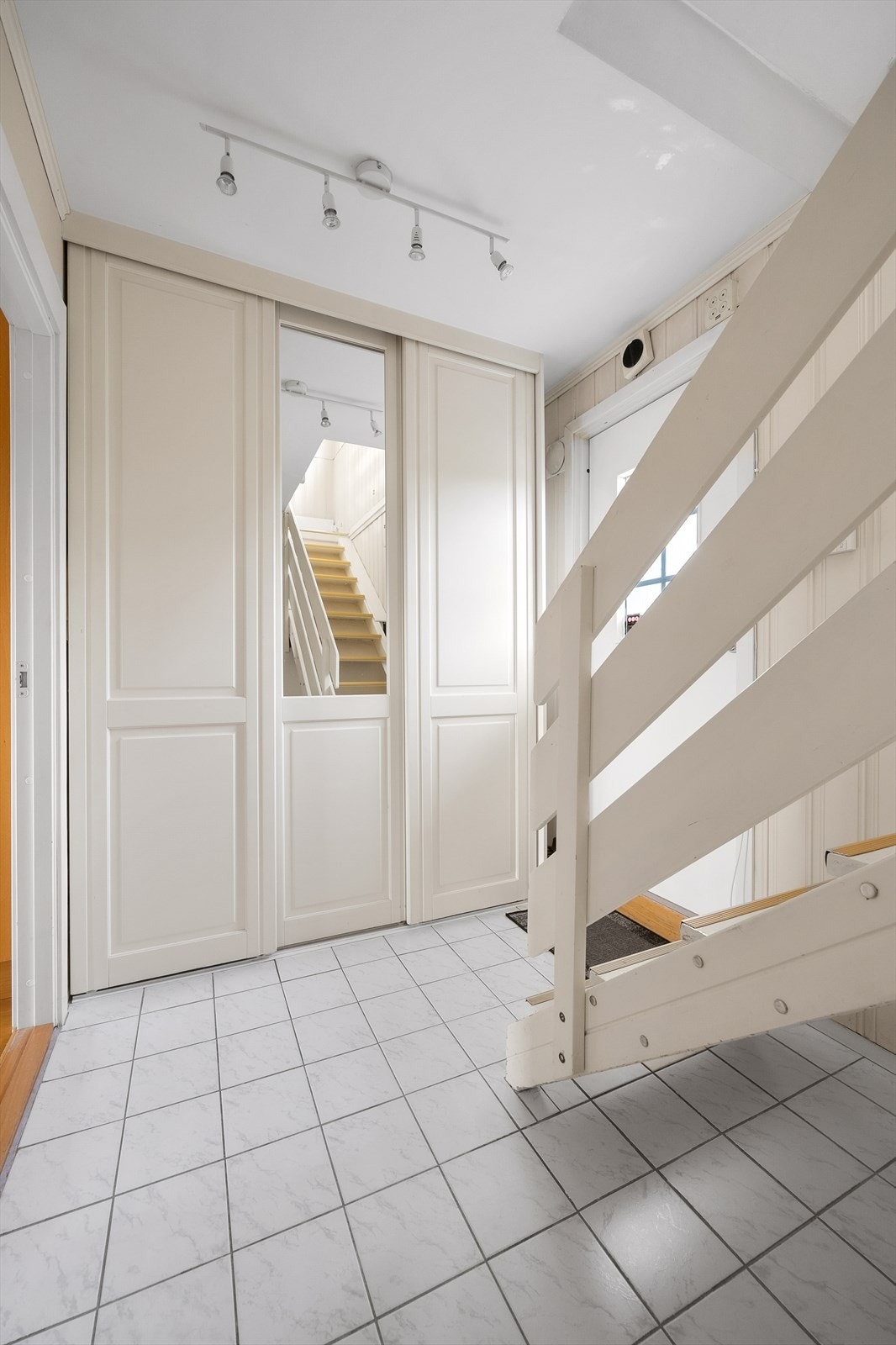 I entréen er det plass til skoskap og oppheng i tillegg til stor medfølgende skyvedørsgarderobe Galleribilde