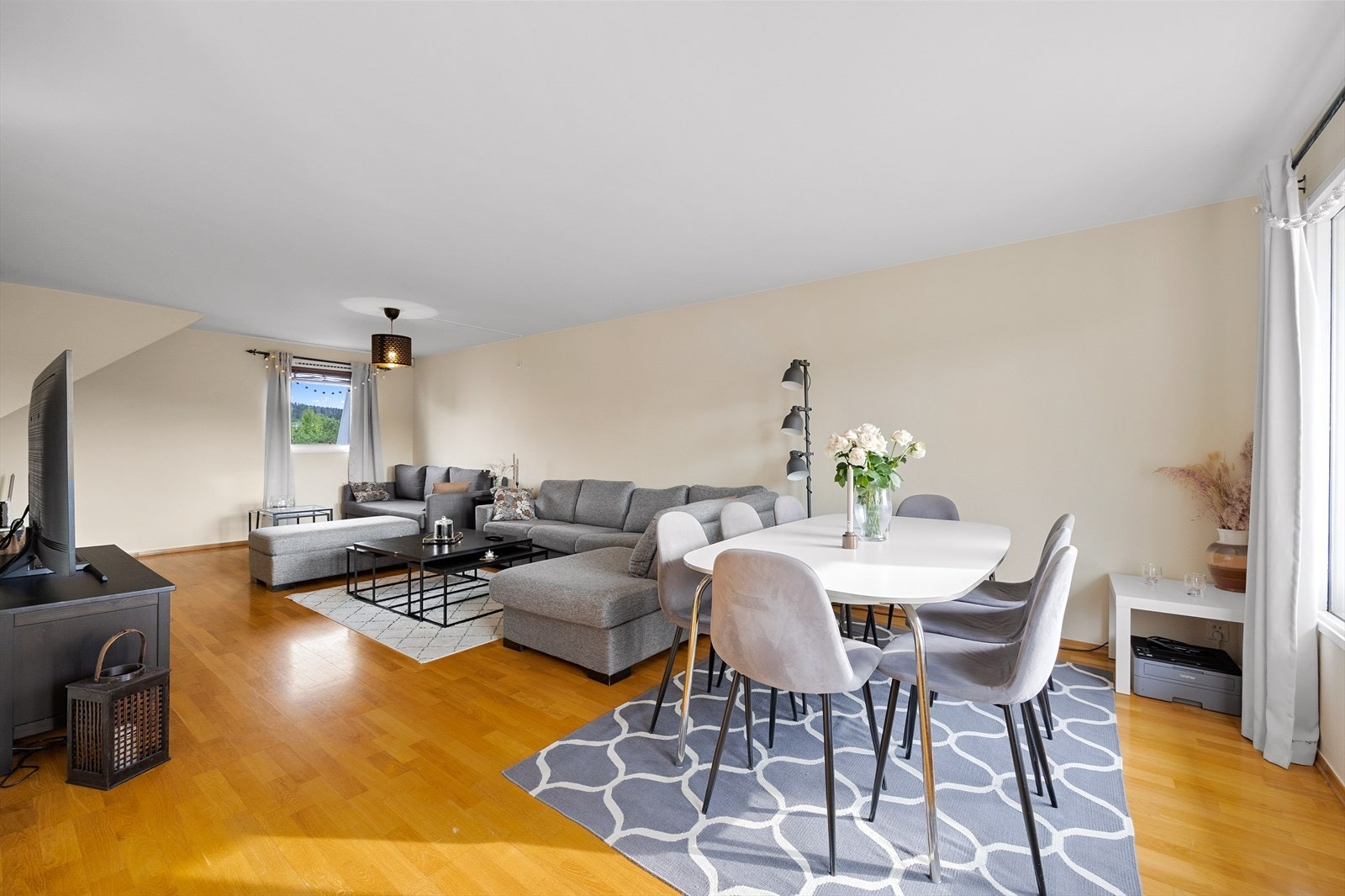 I stuen er det plass til sofagruppe, spisebord og lounge-avdeling Galleribilde